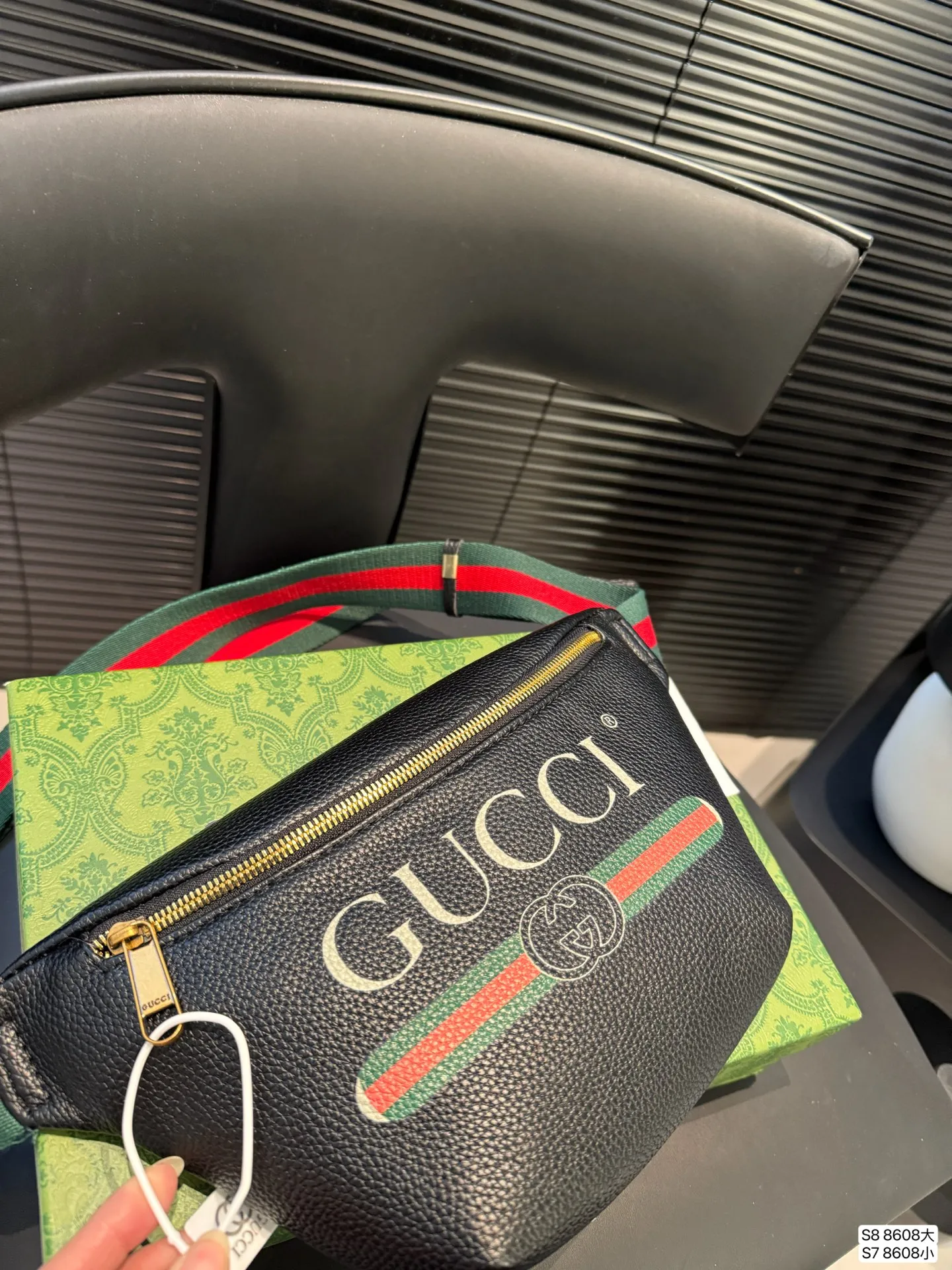 大号P90 小号P85 酷奇胸包 今年腰包胸包真的超级火 hot到不行的腰包|经典大牌明星同款 胸包重回时尚圈也不是一天两天的事情了，但没想到的是竟然越来越火 胸包不仅仅只是满足功能性的需求 更是为你的时髦度添砖加瓦 要说胸包最大的优点就是解放双手 把它挂在胸前百搭无压力 超多时髦的人都用它来凹造型了尺寸：大号38 23 小号31 17 货号8608