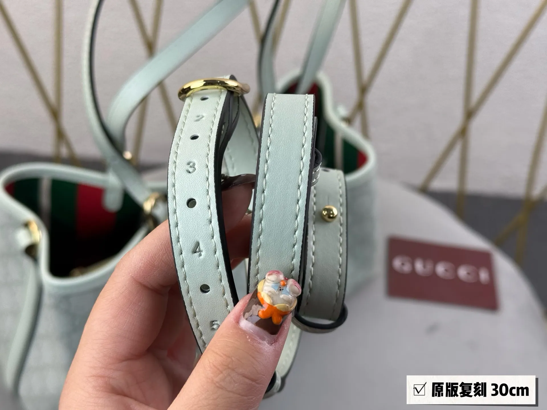 💰185无盒 挂件➕40 size：30*18cm GG新款 Emblem水桶包 我愿称之为年度包王 轻便能装好看又好搭！ 谁能不爱这个Emblem小水桶 ！