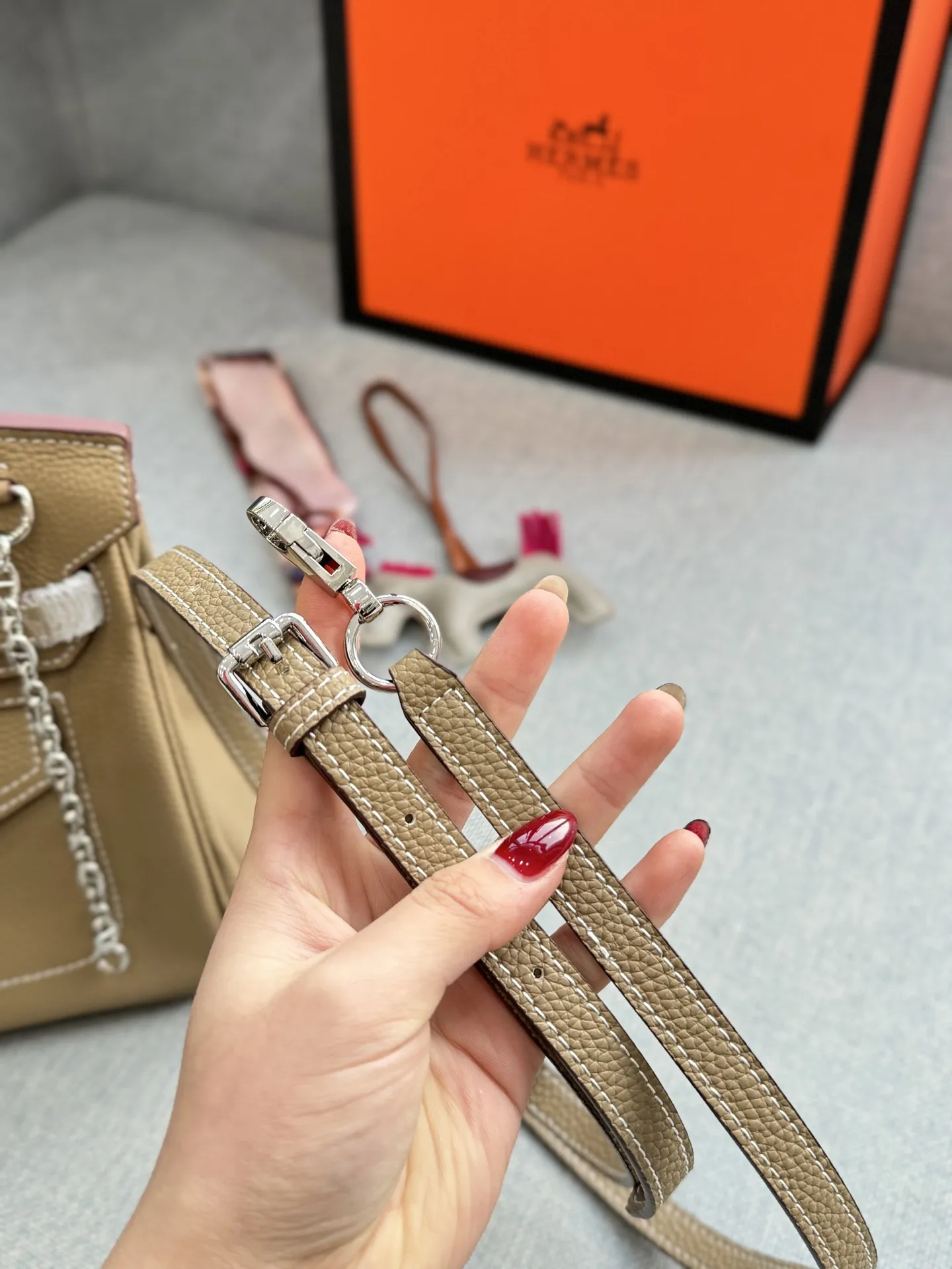 头层牛皮大💰285 头层牛皮小💰265 size:30×21.5/25×19 HERMES爱马仕 Birkin 机车摇滚风 铂金包手提包 荔枝纹 复古灵魂!口袋拉链牛皮铂金包超迷人 被我挖到宝了!这款中古款口袋拉链头层牛皮铂金包,满满的岁月韵味。 头层牛皮柔软又耐磨,纹理尽显质感。独特口袋拉链设计,方便实用还增添设计感。 背上它,瞬间变身复古女郎,日常通勤、约会出街,轻松成为焦点,简直是提升气质的神器。