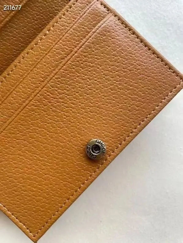 💰105包邮‼️ 原版品质 对花整齐🔥🔥##款号:602534# 米奇为这款GG钱包增添灵动之气,浅棕色皮革滚动细节接一步营造复古风,富有传奇迪斯尼金典形象已彩色绣花、刺绣贴饰或提花图案💐💐尺寸: 11*8.5*2.5