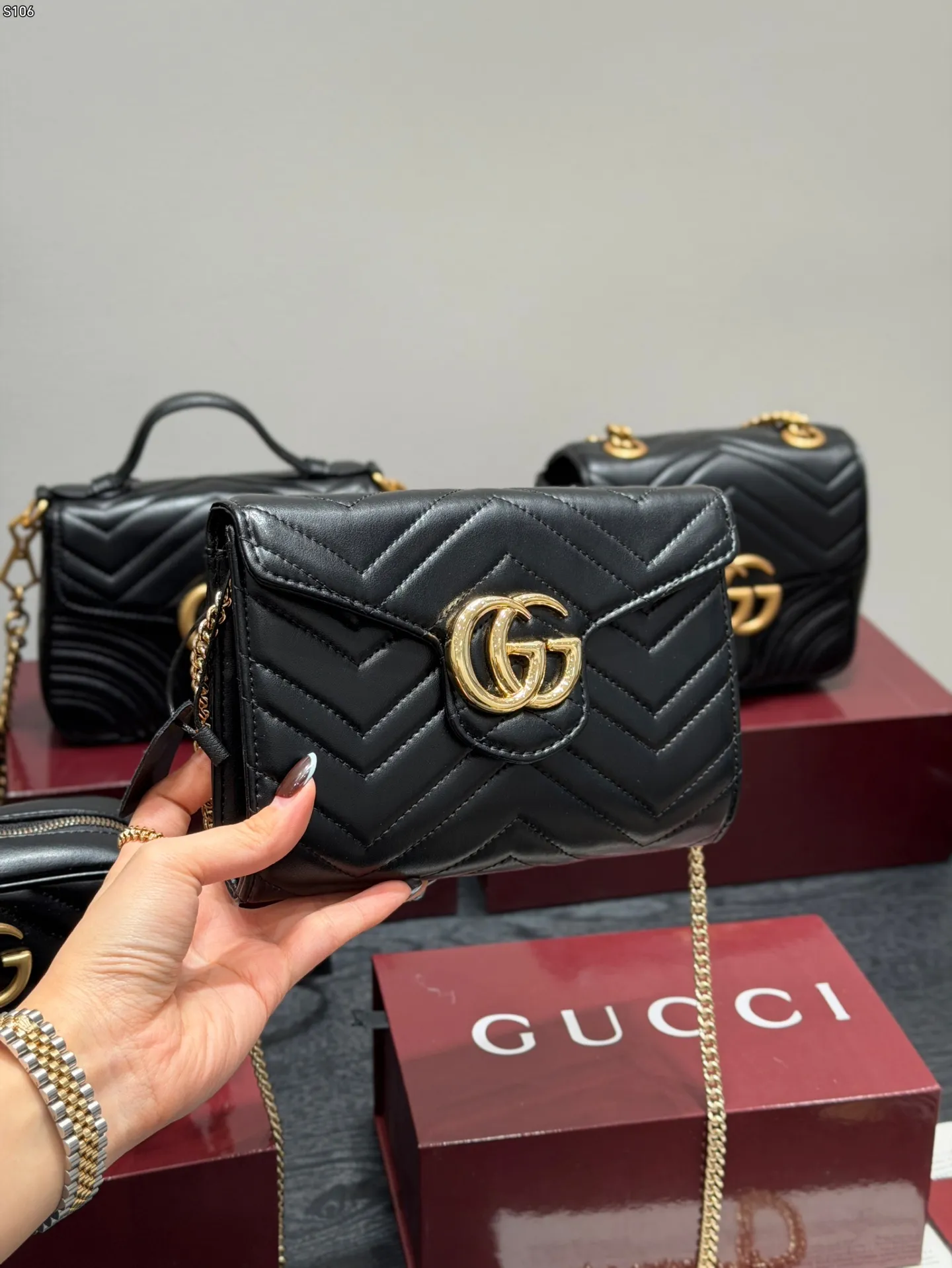 p150 全套礼盒🎁 复刻版 牛皮! GUCCI 信封包Marmont woc链条包 没想到这么耐看!这款容量在小包界可谓是非常实用的了一共有3个隔断、6个夹层、16个卡槽出门不用带卡包、钱包 直接一个包包搞定所有东西 典型的做旧处理真的超级耐看百搭 自古红金最撩人,集美貌与实用一身 尺寸 20cm