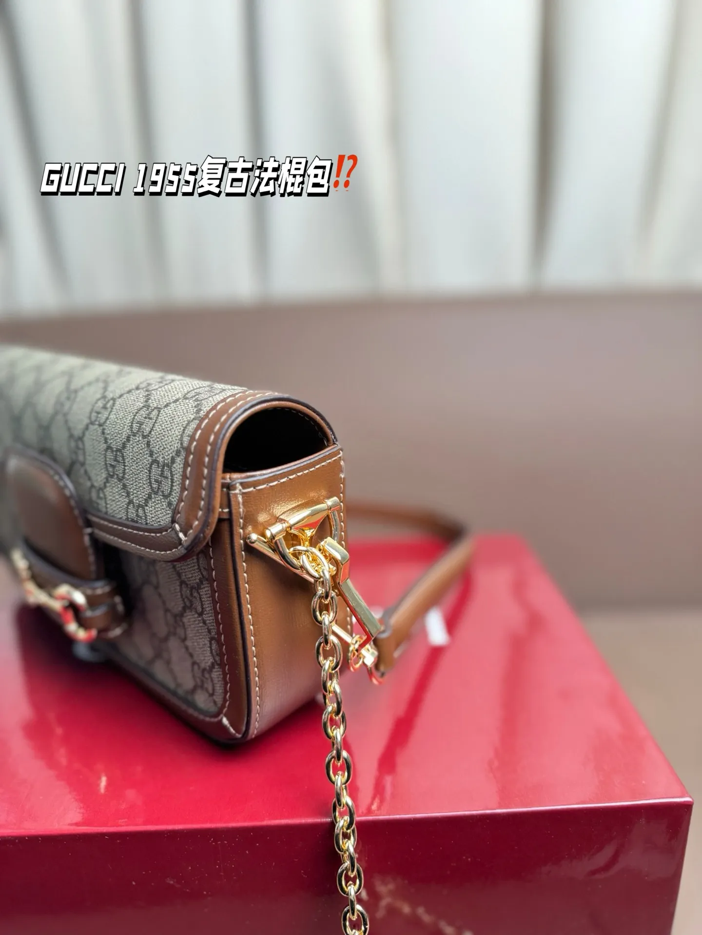 P190 GUCCI 1955复古法棍包。 GUCCI 1955家族又新填一位新成员在原有的经典马鞍包设计上等比例缩小定型包工艺显得更加小巧精致 配了一根超美的双Glogo金色链条尽显复古摩登之美 尺寸23*13