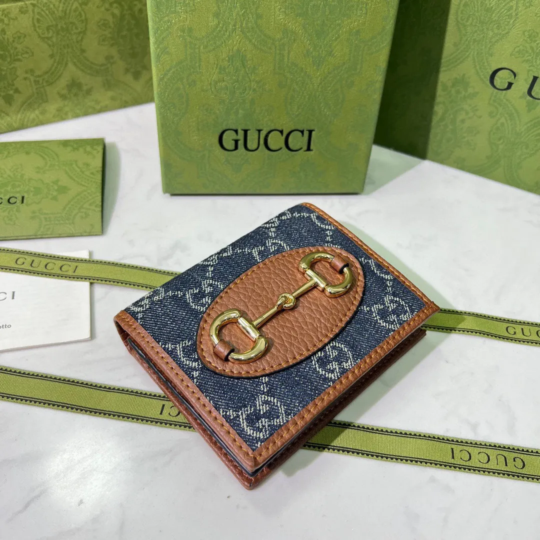 P95🎀品牌:GUCCl 4910🎀颜色: 棕色 🎀尺寸: 11.5*8.5*3🎀全新推出这款由GG Supreme高级人造帆布和棕色皮革材质制成的Gucci 1955马衔扣卡包。该系列采用与手袋一脉相承的双环和长条形设计,这一细节灵感借鉴自品牌的马术本源,是Gucci经典传承之一,也是品牌最具代表性的符号元素之一
