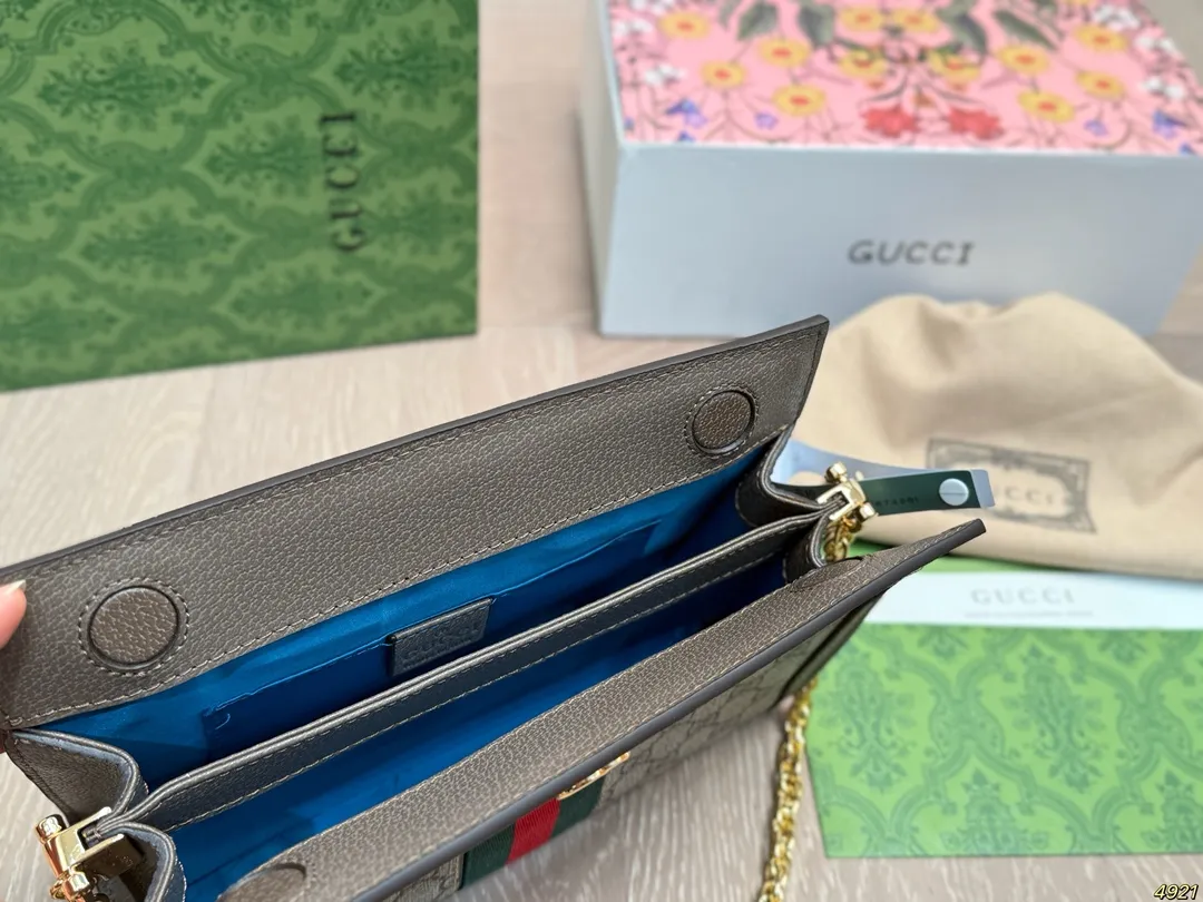 &yen;160飞机盒芯片版牛皮 原单专柜品质 夹子包 ｜Gucci Ophidia 夹子包 最新系列，链条包，配原版乌木色牛皮～这个款复古韵味特别浓，对版链条⛓，原版内里！上身效果也超赞，主要以精致特别的五金来提升整体质感。尺寸：26 17