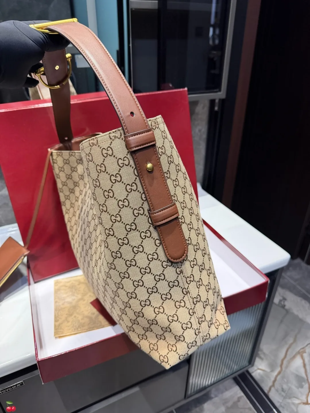 ❤️p190p185❤️ 酷奇GucciBeatrix【Gucci bestrix咖啡棕 轻享随行】#&bull;&mdash;抹浓郁咖啡色沉淀时光的温柔 搭配秋冬焦糖系穿搭自带高级滤镜 举手投足皆是质感&bull;超轻量设计重量仅如一部手机 肩颈自在无负担通勤赶车步履生风 逛街出游轻如 尺寸大39 36cm 小34.5 28cm