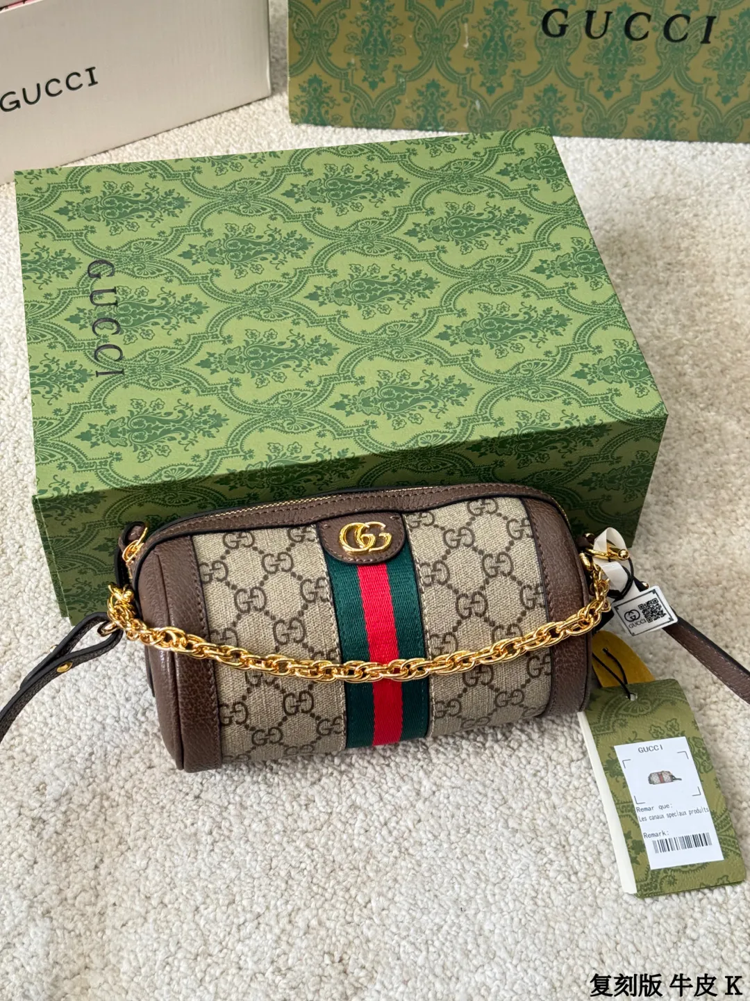 复刻版 牛皮 p135 Gucci Ophidia 系列圆筒包 Gucci Ophidia圆筒包，米色乌木GG Supreme帆布+棕色皮革滚边，红绿织带+金色配件，复古感满满！18.5x10x10cm18.5x10x10cm，小巧可爱，通勤出行都很适合 。两条可拆卸肩带，链条or皮质随心切换，拉链开合更安全。内部虽小但能装下日常小物，实用又有辨识度