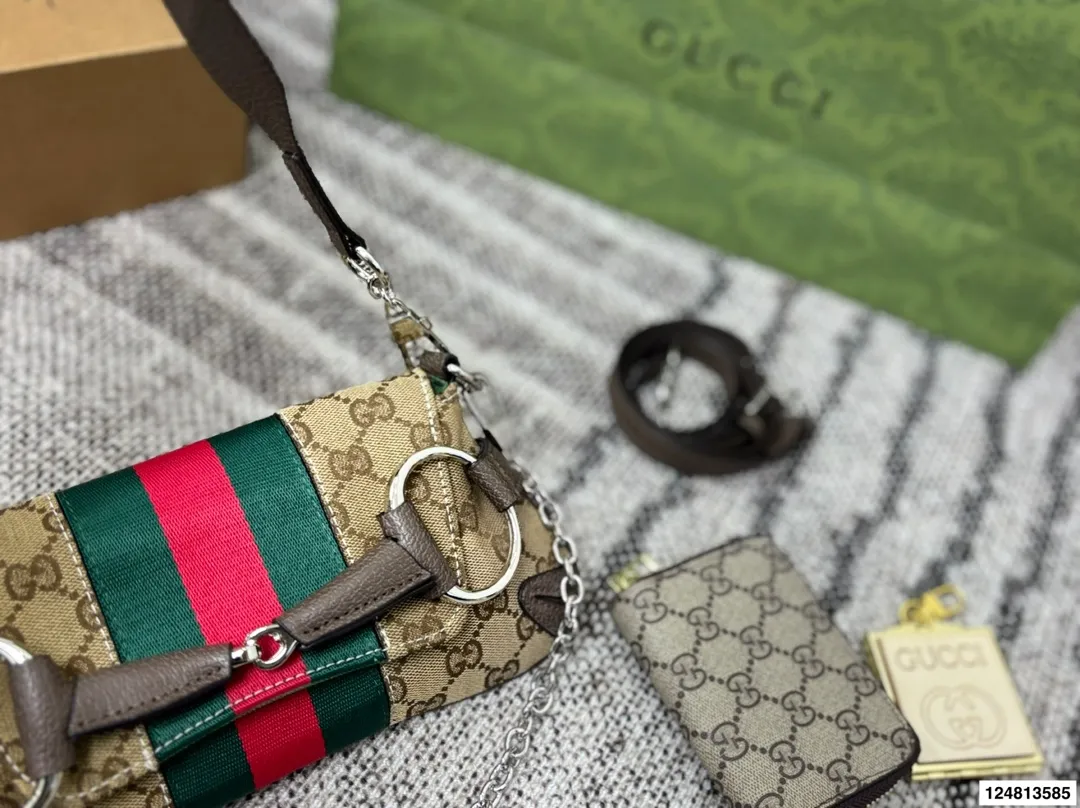 P175折叠盒⚠️尺寸27.13 酷奇GUCCI Horsebit Chain法棍包 经典再现,时尚果然是个轮回 复古的设计加上显眼的马衔扣 是初春到深冬都钟爱的时髦感 多种背法出街,感觉就像在街上走秀! 恰到好处的优雅!