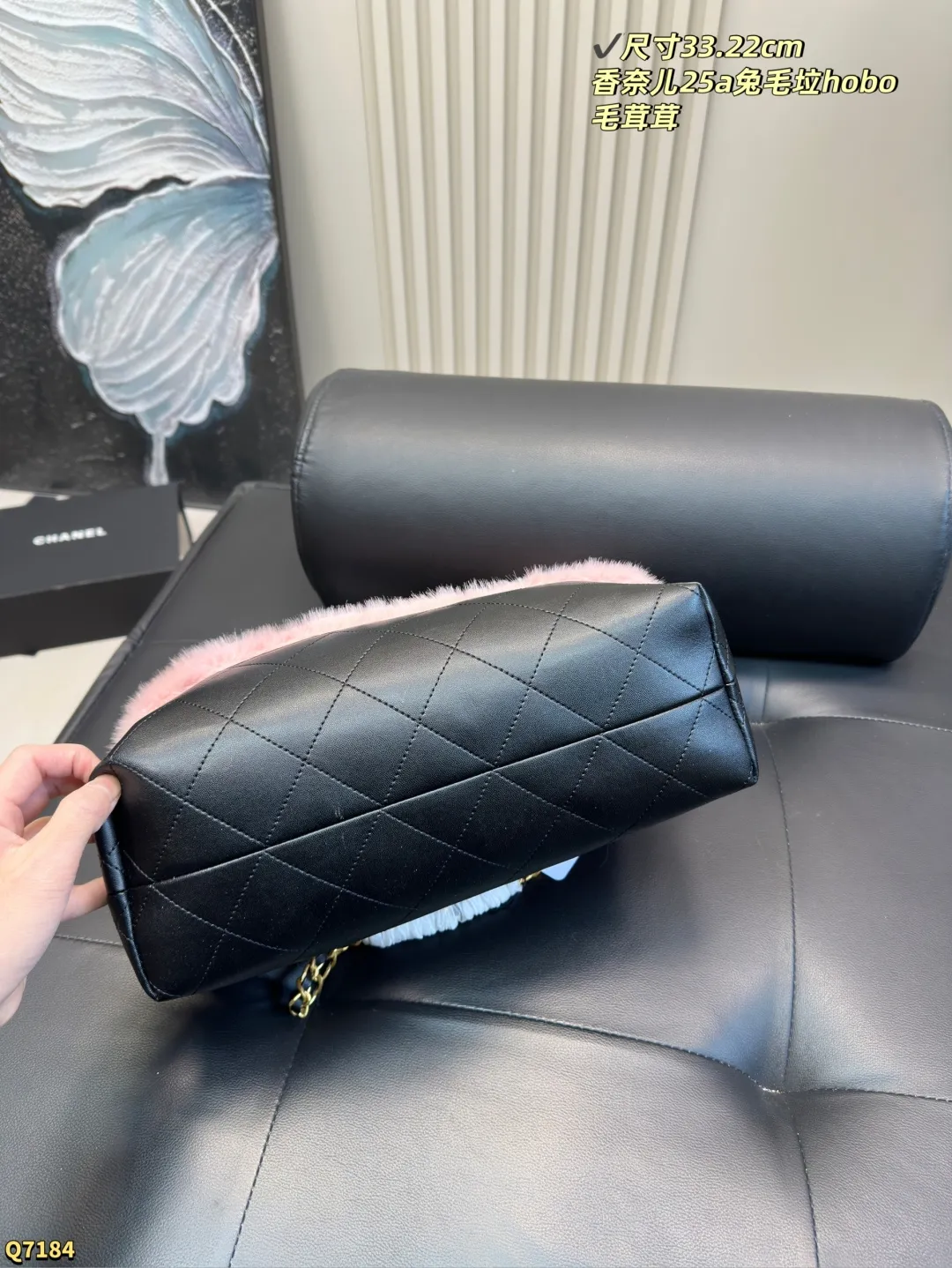 💰200 尺寸33.22cm 香奈儿25a兔毛hobo托特 25A高级手工坊上新 有点东西 早早被预告吸引的一只包包👜 收到实物真的太惊艳了 单肩手提怎么背都好看 而且巨轻! 这个尺寸150+以上身高都可以背! 秋冬搭大衣 巨时髦 太适合凹造型了