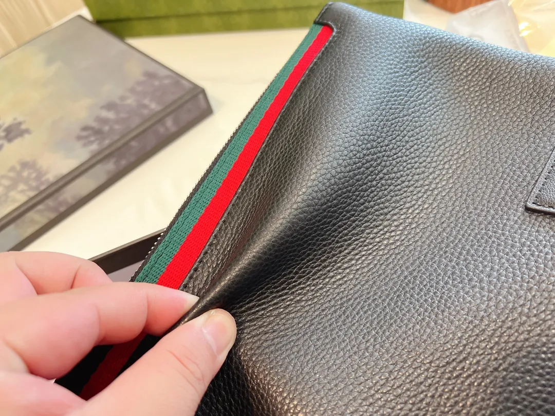 ❤️p150.(礼盒包装)❤️牛皮 gucci 男士经典手包 细节实拍这个应该是古驰男士手拿包里面卖的最好的产品之一了第一是因为外表颜值~整体经典第二是因为大小宽度,非常能装东西 车钥匙、家里钥匙,大串大串地都没问题~日常办公材料啊甚至鼠标也是可以的! 性价比特别高~非常推荐!尺寸28.18