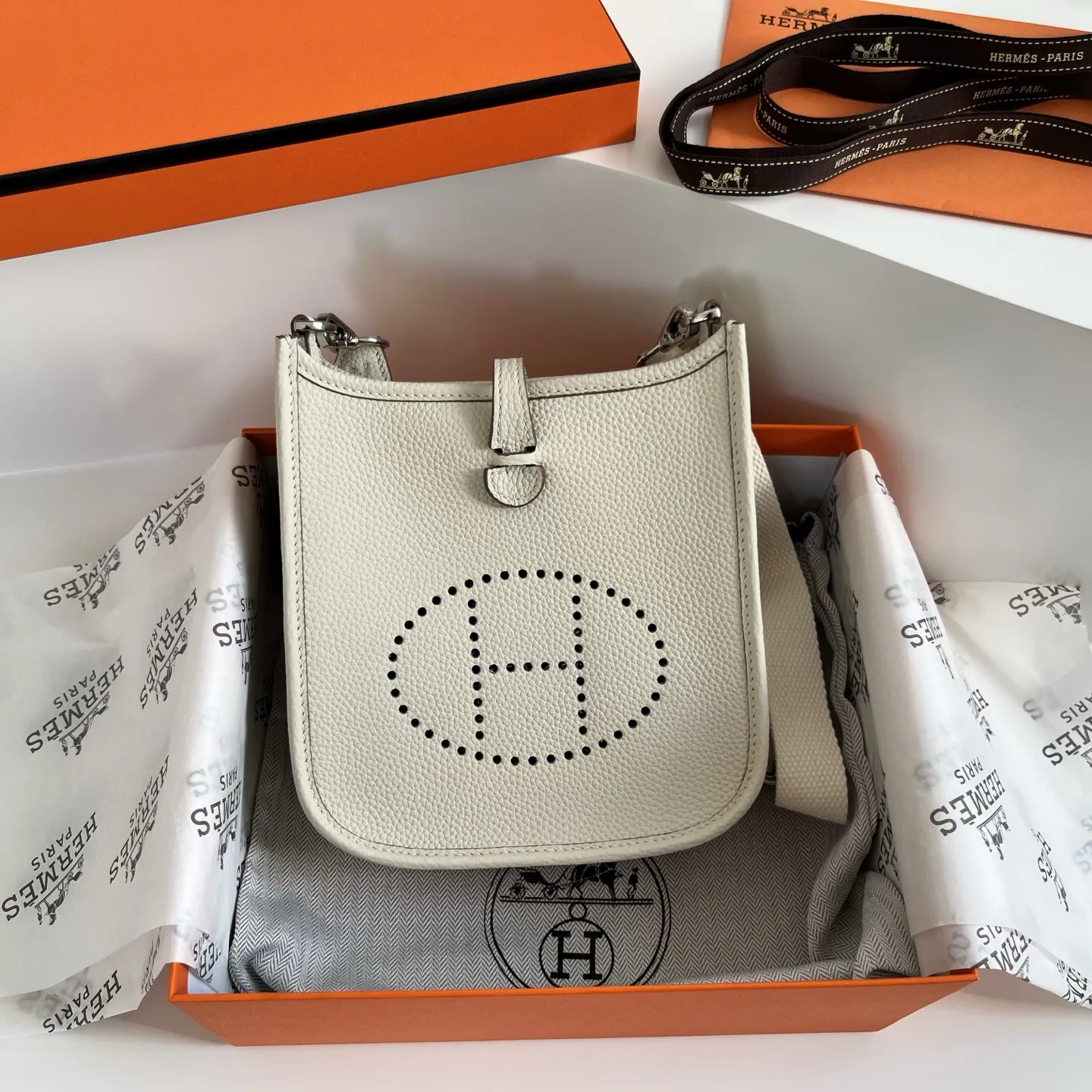 定制版16厘米💰190包邮‼️配盒 一年四季都能背的包包,推荐mini伊芙琳 伊芙琳真的很基础很百搭 特别是经典色怎么背都不会出错,每当我不知道背什么包的时候,mini伊芙琳永远是我的首选! 尺寸:16×16.5×8cm