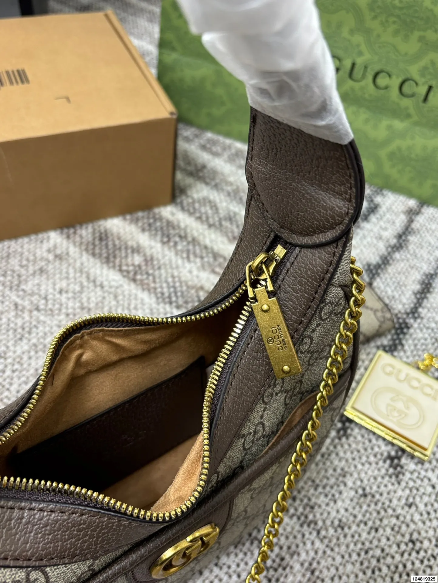 p155 酷奇腋下包GUCCI古驰.上新啦!新款Gucci古驰月牙包新款Gucci吉驰月牙包乌木色/上新啦!古驰的月牙包一整个美住! 尺寸24.13折叠盒