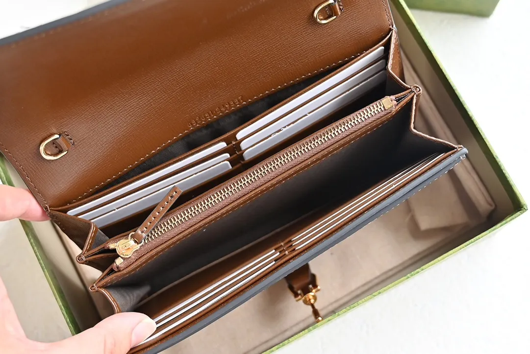 💰328包邮‼️ 😊 GG Jackie1961系列链条包 喜欢小链条包首选是 它可以当钱包,也可以当包包 能放12张卡➕完整的大钞,还可以放手机 钱包款加上链条,一个包钱得两个,划算! 五金扣和链条,包括它的拉链头和D字扣 全部都是用全钢五金⚠️ 原厂皮➕原厂对色牛仔料 别看它小小一个,伺候着它的都是高级货❗️ Size:19×10×3.5cm #652681m