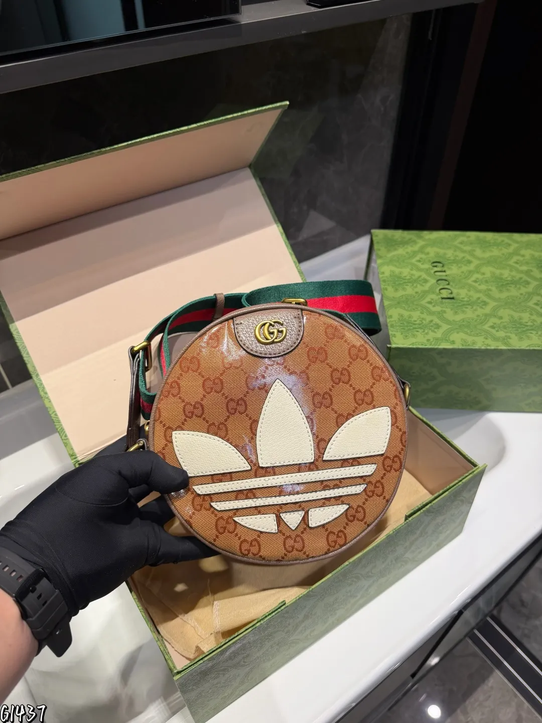 ❤️p130(礼盒包装)❤️ gucc!酷奇 今年圆形包比较多,考虑到容量的话老花家圆饼包是个不错的选择哦,可以说内外兼修啦圆饼包颜值高实用性真的不赖的尺寸20.6.20