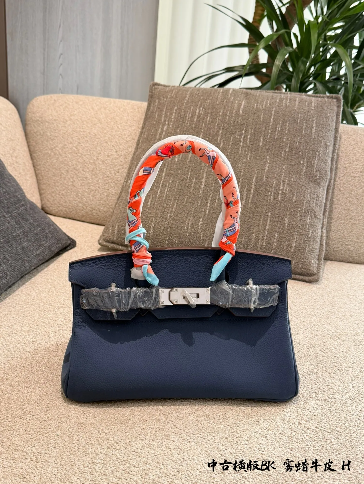 p335 爱马仕Birkin 30手袋​​横版 🖤这款Birkin 30手袋，采用雾蜡牛皮小牛皮+银色金属扣，简约大气超有质感✨。30cm容量刚好，通勤日常都能装。手柄缠丝巾，时髦又护手，细节满分！Birkin系列以精湛工艺和稀缺性著称，黑银配色低调高级，百搭不挑衣服，是爱马仕经典款，收藏和实用兼备💼。配盒子