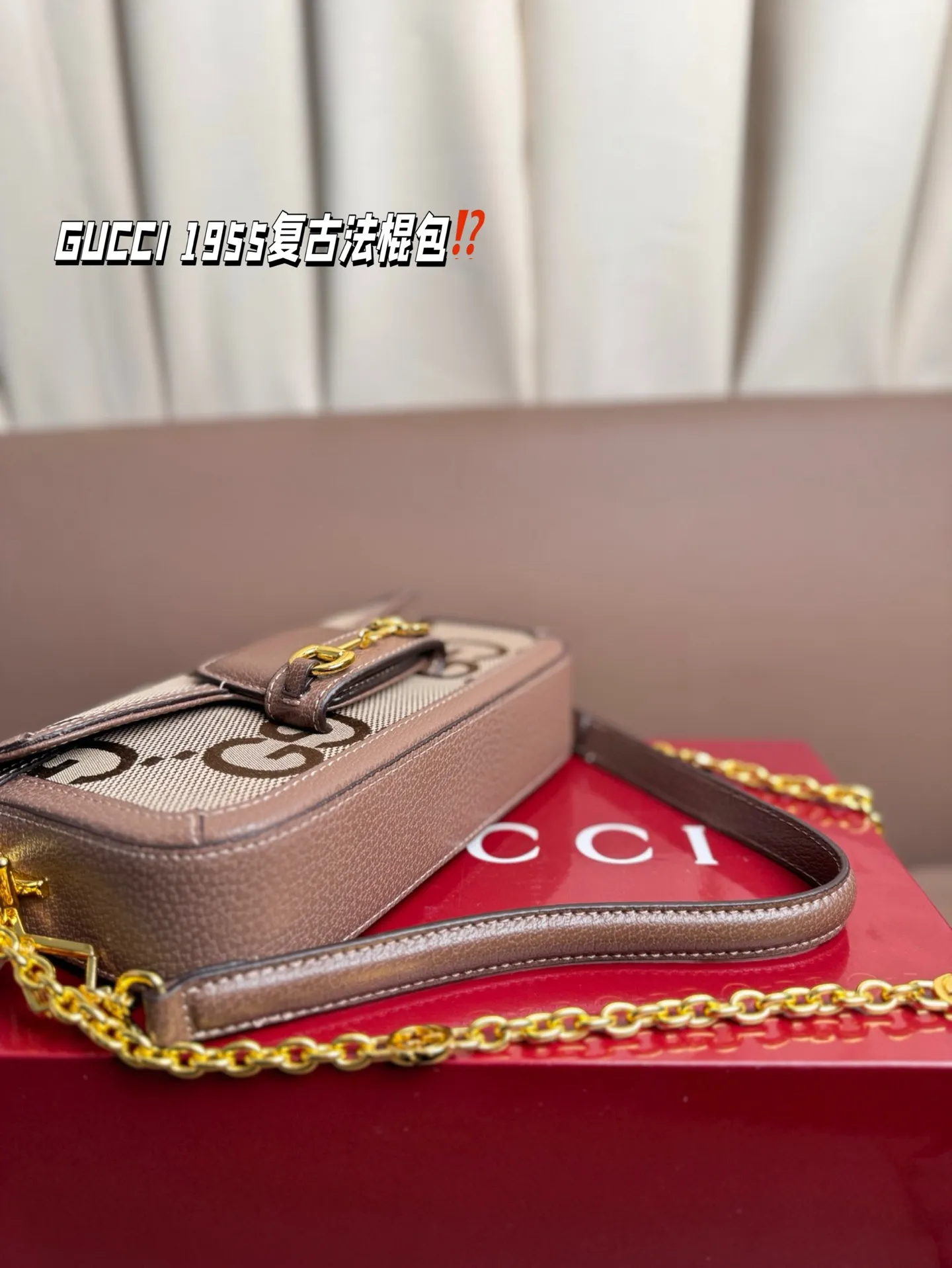 P190 GUCCI 1955复古法棍包。 GUCCI 1955家族又新填一位新成员在原有的经典马鞍包设计上等比例缩小定型包工艺显得更加小巧精致 配了一根超美的双Glogo金色链条尽显复古摩登之美 尺寸23*13