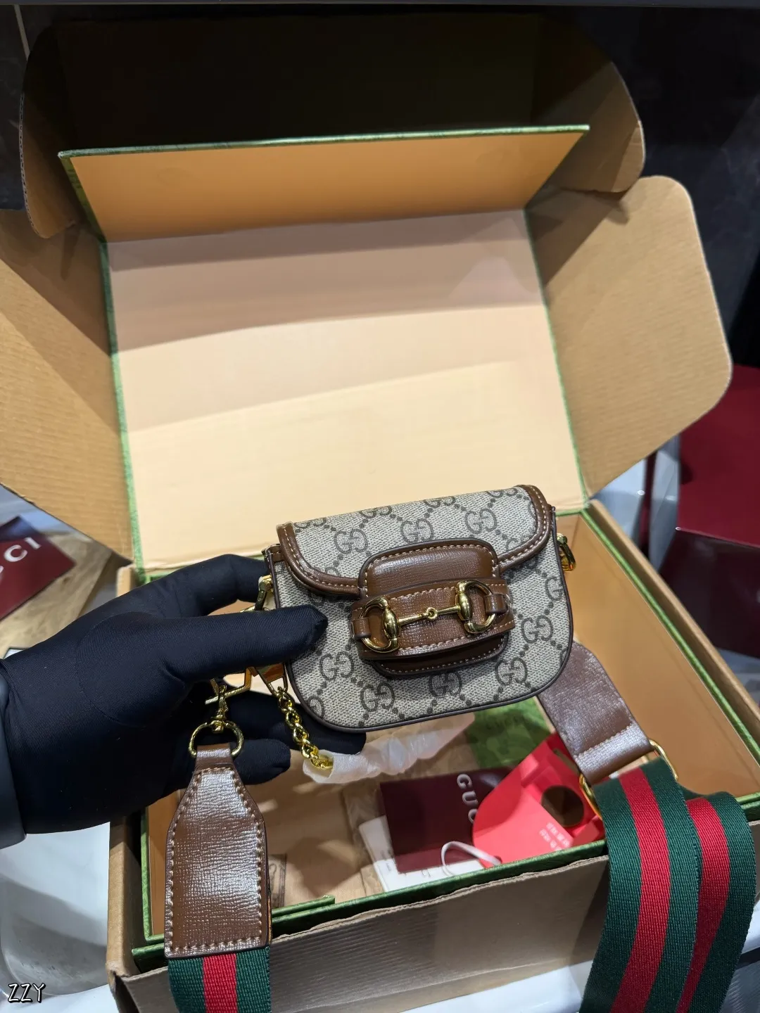 ❤️p125(礼盒包装)❤️ 女明星推荐Gucci horsebit1955超mini马 鞍包这个包有两条肩带,一条链条带.一条经典红绿织带!专柜常青藤稳稳的马衔扣、出一个火一个超mini马鞍包更为无敌友好的Size~最牛B的超贴心设计两条肩带任意搭配!实在太屌了!不后悔系列闭眼剁手买~12*4*9cm