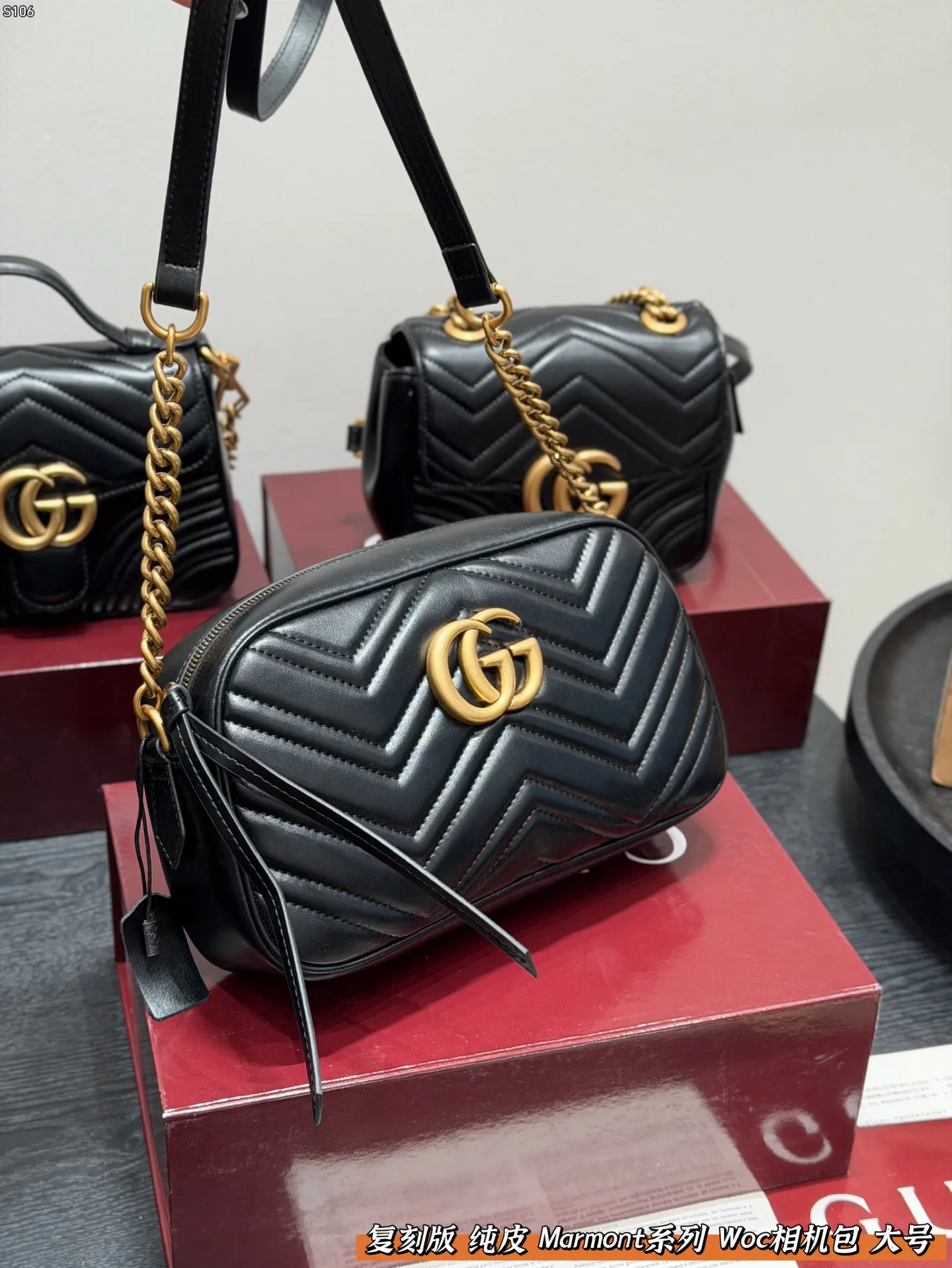 P140 礼盒包装 复刻版 牛皮版本! Gucci 马蒙Marmont 相机包链条包 配以双G金属配件。 可滑动链条肩带有多种背法, 可在肩背和手提之间自由转换。 采用波浪纹绗缝皮革, 尺寸 大号24cm