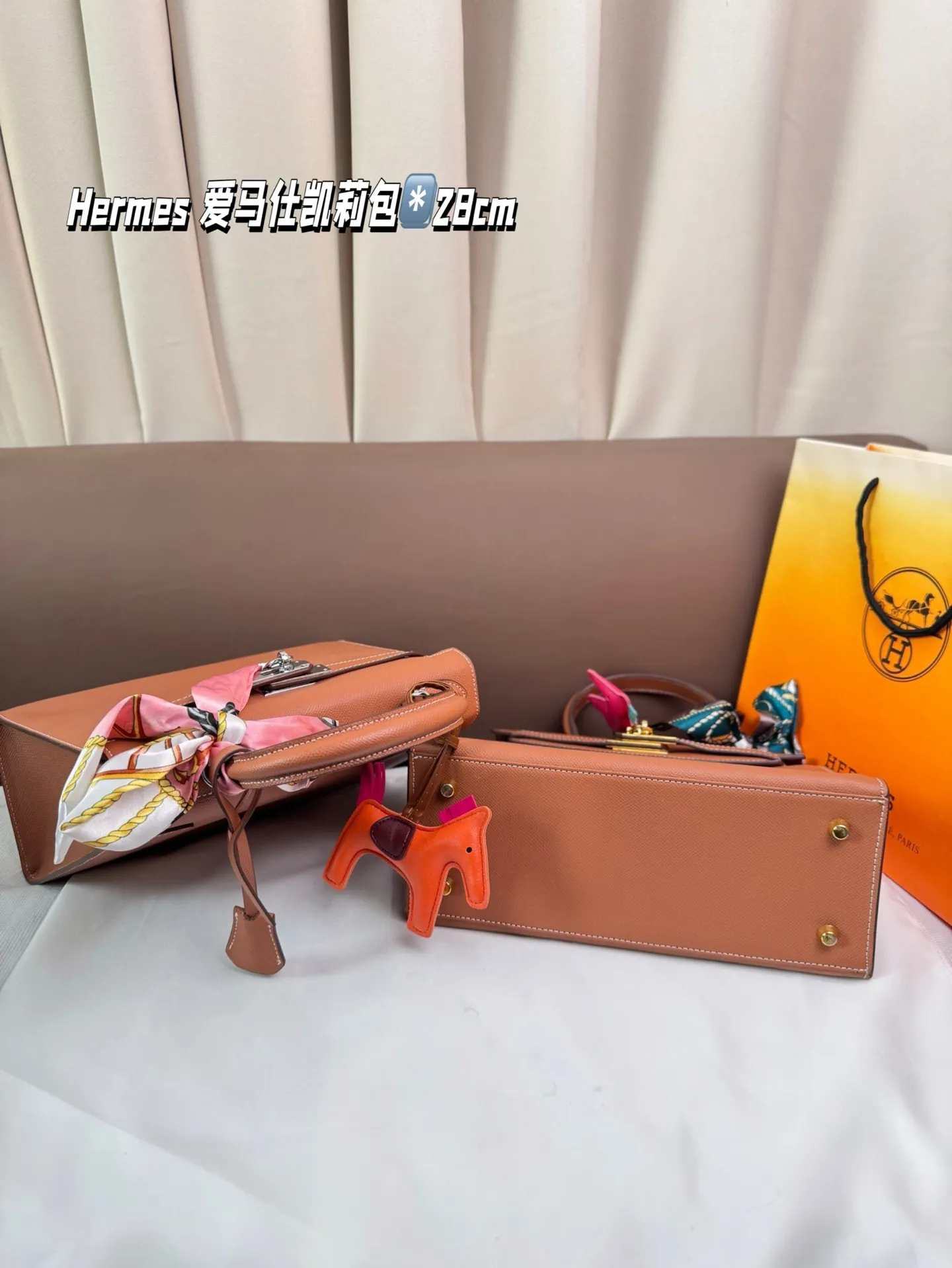 P205 Hermes 爱马仕凯莉包～ H家永恒的经典. 凯莉包好随意搭配，不管怎么穿，随便一背都好看 而且一点都不挑人很显气质 ，原版五金Logo，原版定制超有Feel 这款其实很韩风很chic 夏天搭裙子衬衣真的很nice 尺寸28*22