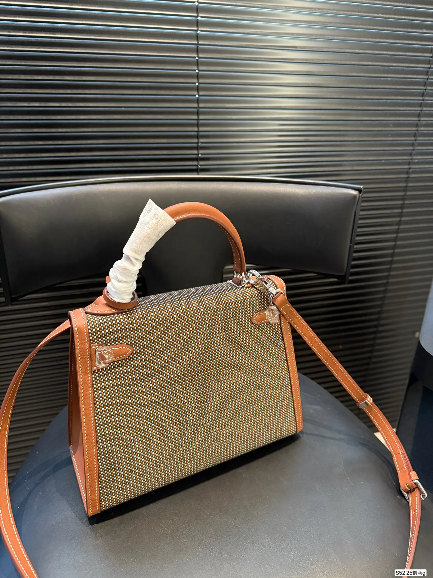 P310 爱马仕 Kelly25凯莉包 采用经典Quadrille+Swift皮革拼接,设计超有辨识度!银色金属扣件,手缝蜡线工艺,细节满分。通勤休闲都很适合,材质更耐脏,日常打理无压力。经典百搭,牛仔、卫衣、风衣都能轻松驾驱,随性又高级,是爱马仕稀有热门款,时髦精必入!尺寸25 18 货号25凯莉
