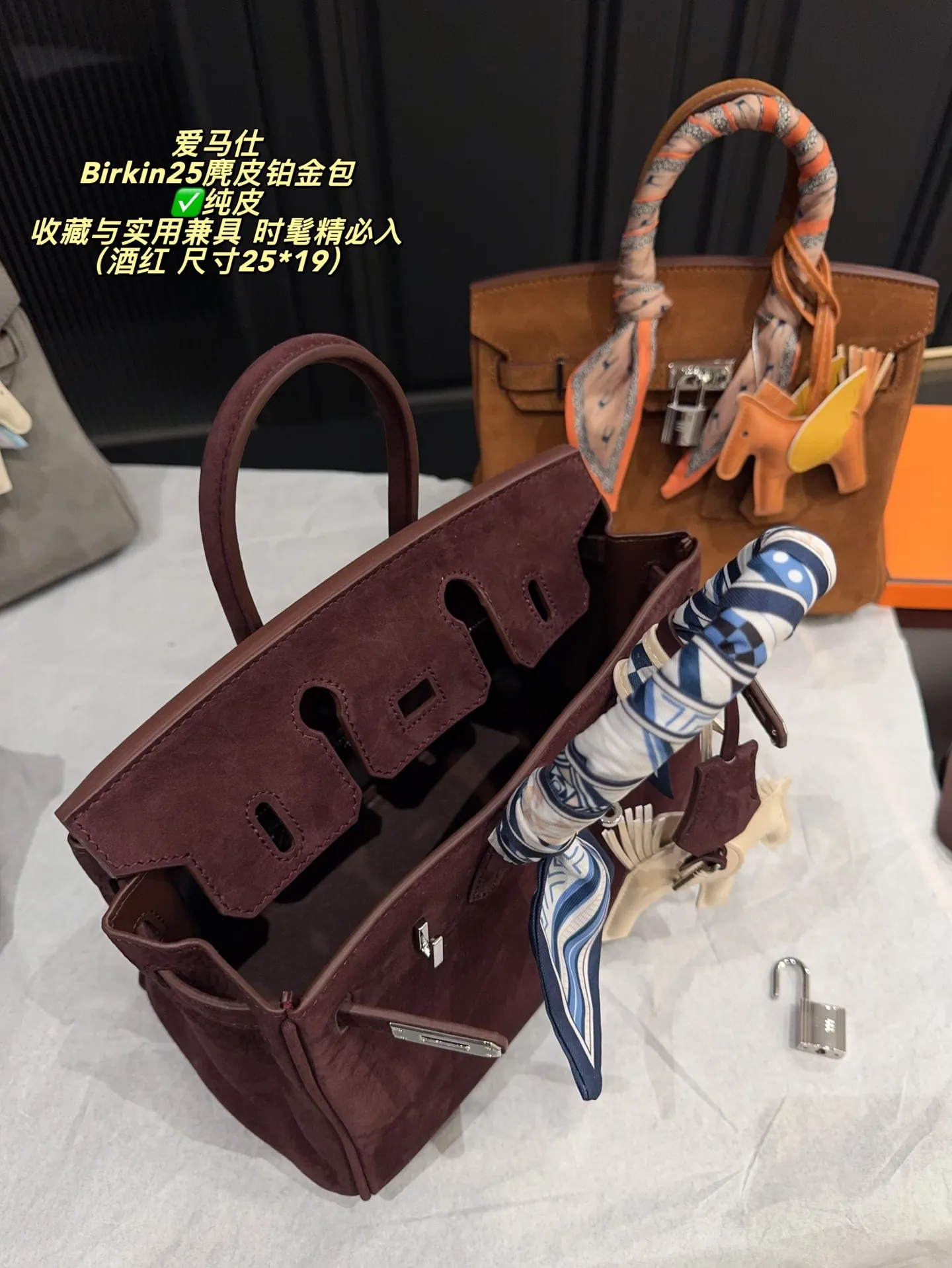 ✅纯皮P335配盒⚠️尺寸25*19 爱马仕 Birkin25麂皮铂金包 触感柔软细腻,秋冬季节超适合!银色金属扣件+小飞马挂件,精致又有辨识度。25cm尺寸,日常通勤、出行都能轻松装下随身物品。麂皮材质轻盈,搭配丝巾更显高级感,是爱马仕经典系列,收藏与实用兼具,时髦精必入!