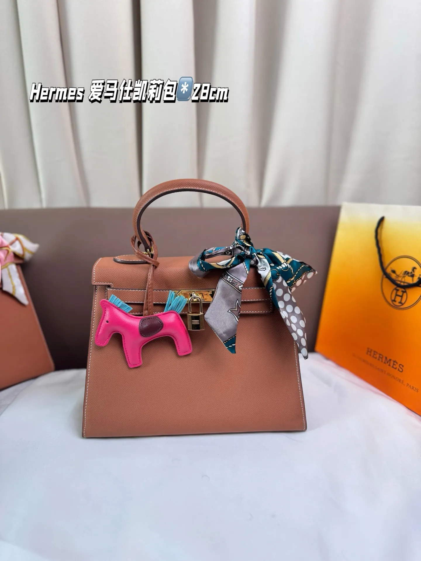 P205 Hermes 爱马仕凯莉包～ H家永恒的经典. 凯莉包好随意搭配，不管怎么穿，随便一背都好看 而且一点都不挑人很显气质 ，原版五金Logo，原版定制超有Feel 这款其实很韩风很chic 夏天搭裙子衬衣真的很nice 尺寸28*22