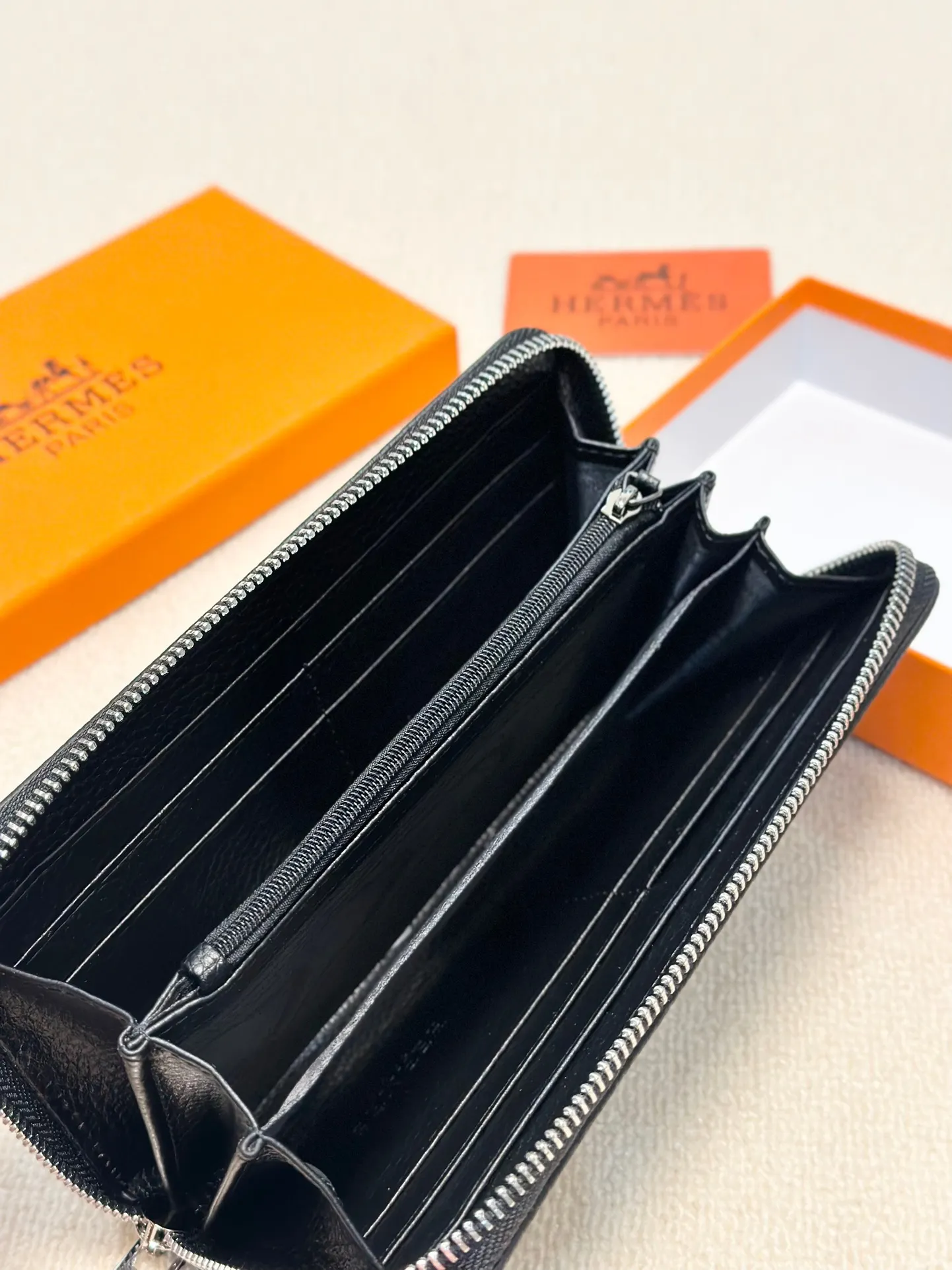 P100🎀🎀颜色 黑🎀尺寸 20x10🎀爱马仕🔥手包👍牛皮压花手感一流内置卡位多隔层大容量男士必备 ❤️