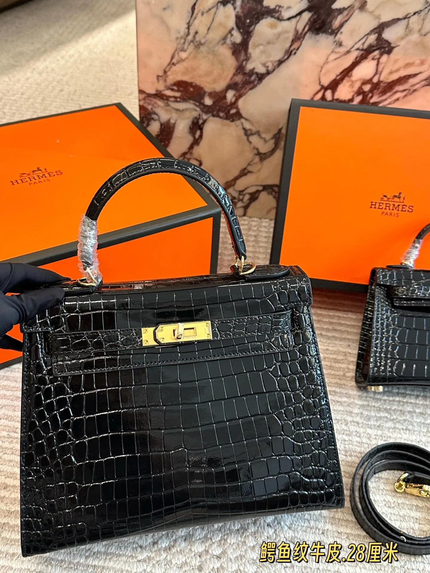 💰280、💰240、💰200 配盒 尺寸:28/25/20cm H家 爱马仕 kelly 真的太太太太好看 ⚠️鳄鱼纹牛皮 经典 必入款! 包包特别又质感!