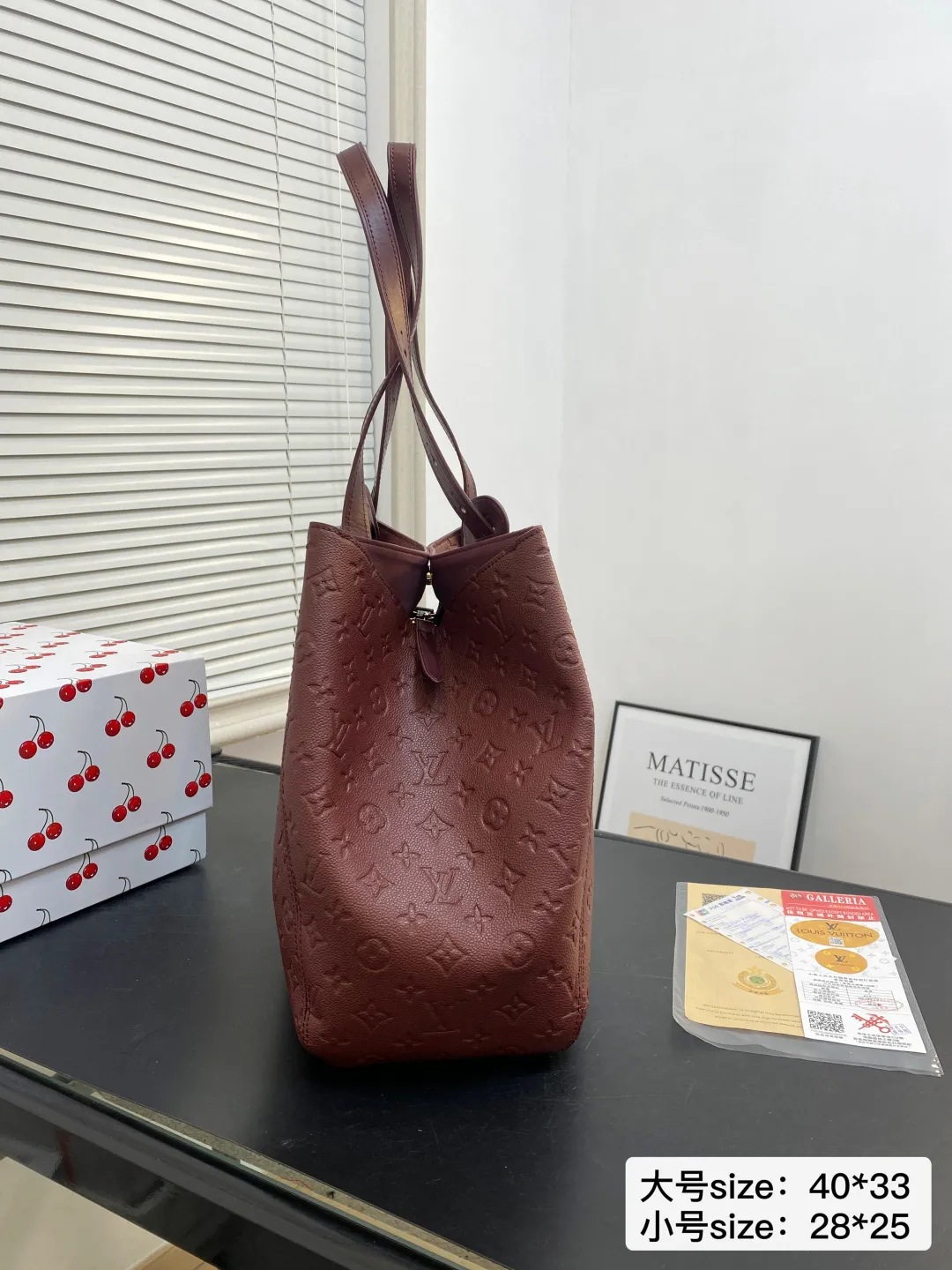 🅿️大号💰215小号💰210 配折叠盒 尺寸40*33/28*25 LV 酒红系列ALL IN ONE 品牌徽标压印 这款包包的造型很优雅,线条流畅, 搭配金色锁头装饰,细节处尽显奢华质感 2200