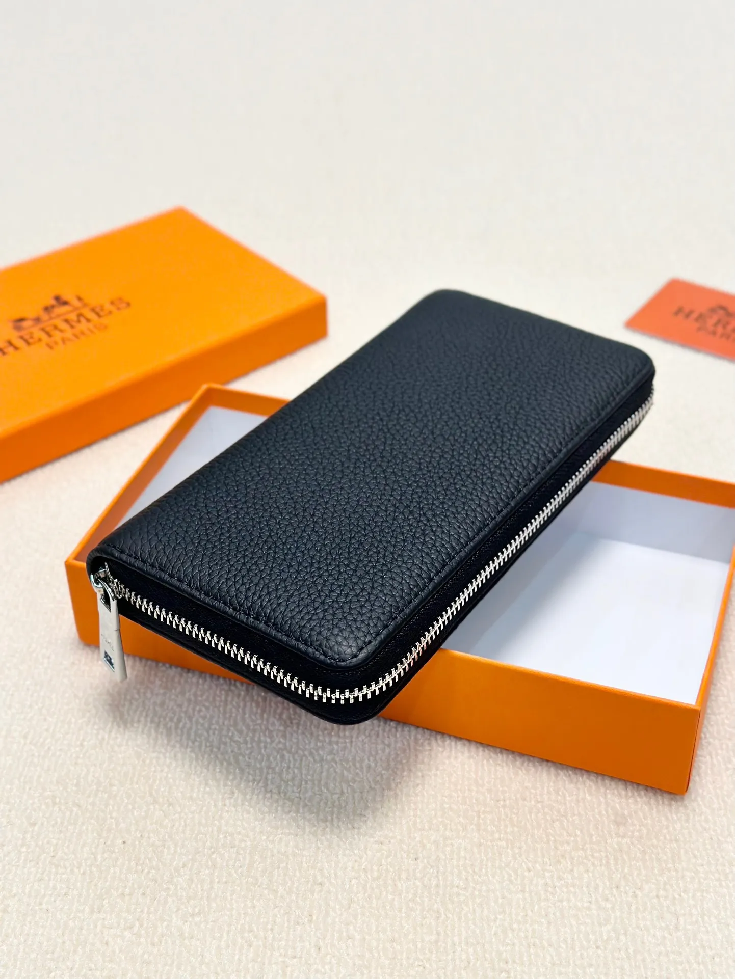 P100🎀🎀颜色 黑🎀尺寸 20x10🎀爱马仕🔥手包👍牛皮压花手感一流内置卡位多隔层大容量男士必备 ❤️