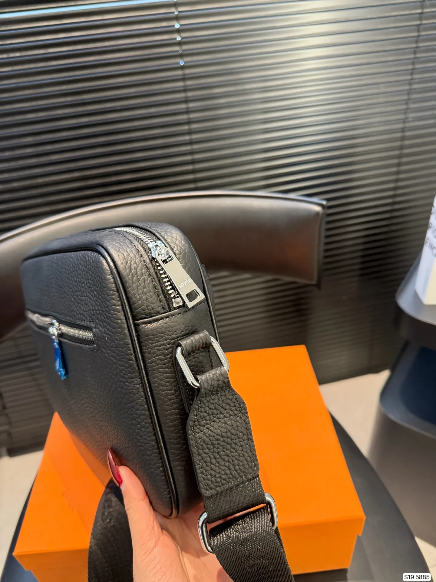 P145 配盒子爱马仕纯皮新款男士相机包,很酷的男包来喽看起来十分时尚且年轻。斜挎也不显大当收纳空间真心不错,拿取东西时十分方便当肩带可以自由调节长度,任何身高都没问题 尺寸25 18货号5885