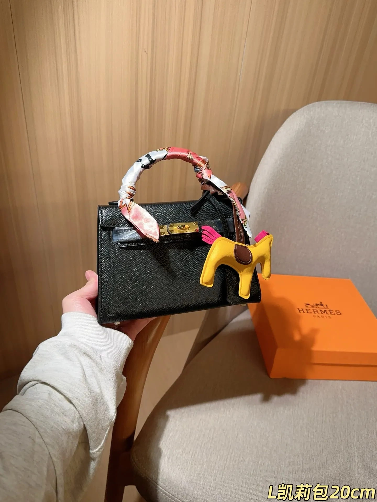 💰125 配送丝巾➕小马挂件 ⚠️配送颜色随机不支持挑选 爱马仕Hermes Kelly凯丽凯莉包 尺寸20cm 礼盒包装🎁