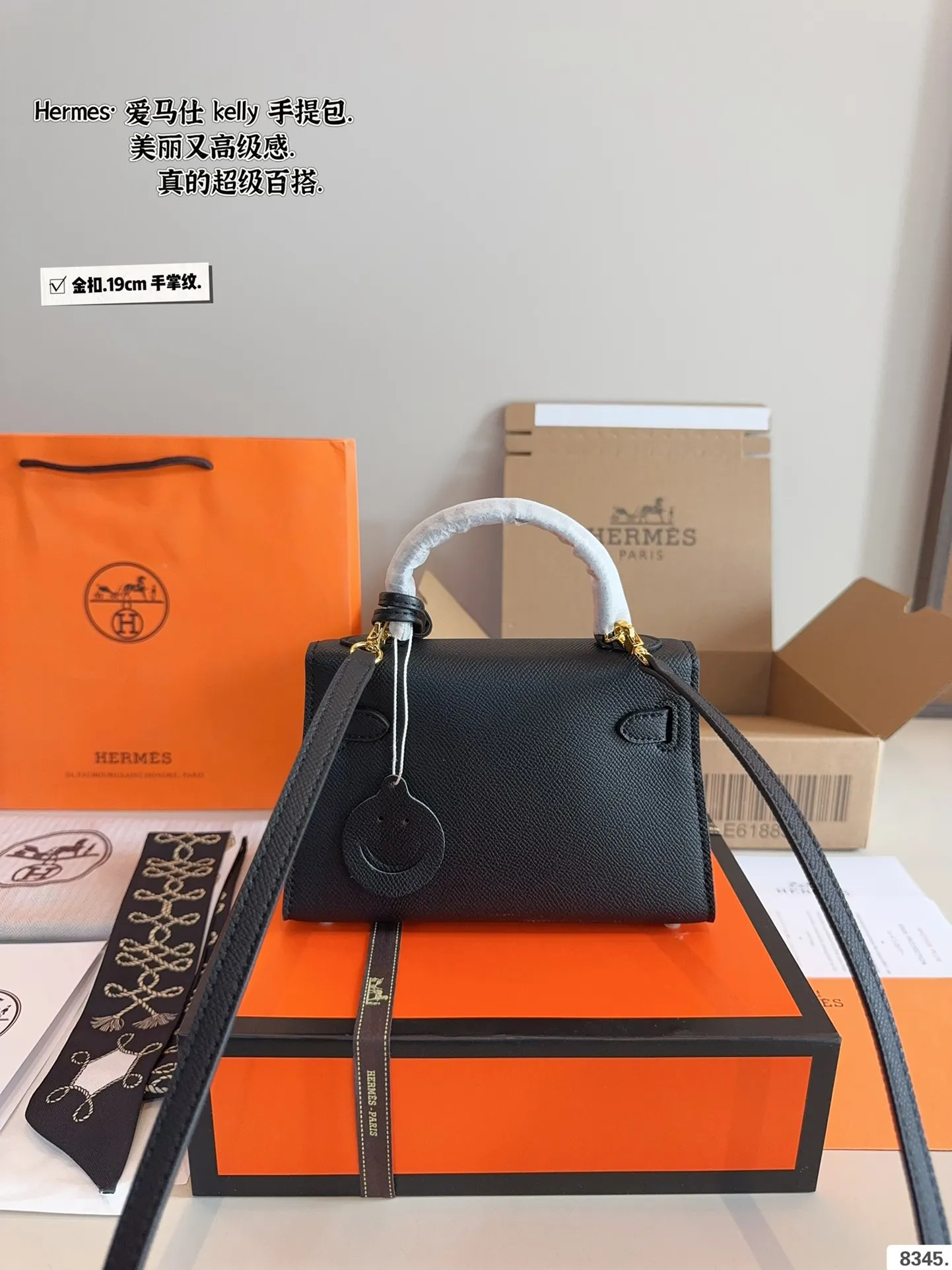 p175配礼盒🎁. 爱马仕 凯莉 kelly 二代 真的太香了 属于日常休闲跟 女人味都可以驾驭的那种 自己搭配了肩带 平时带 娃也可以解放双手 跟朋友下午茶手提更有feel哦 除了随身携带的化妆品 还有再放一个手机尺寸：19*6*12cm