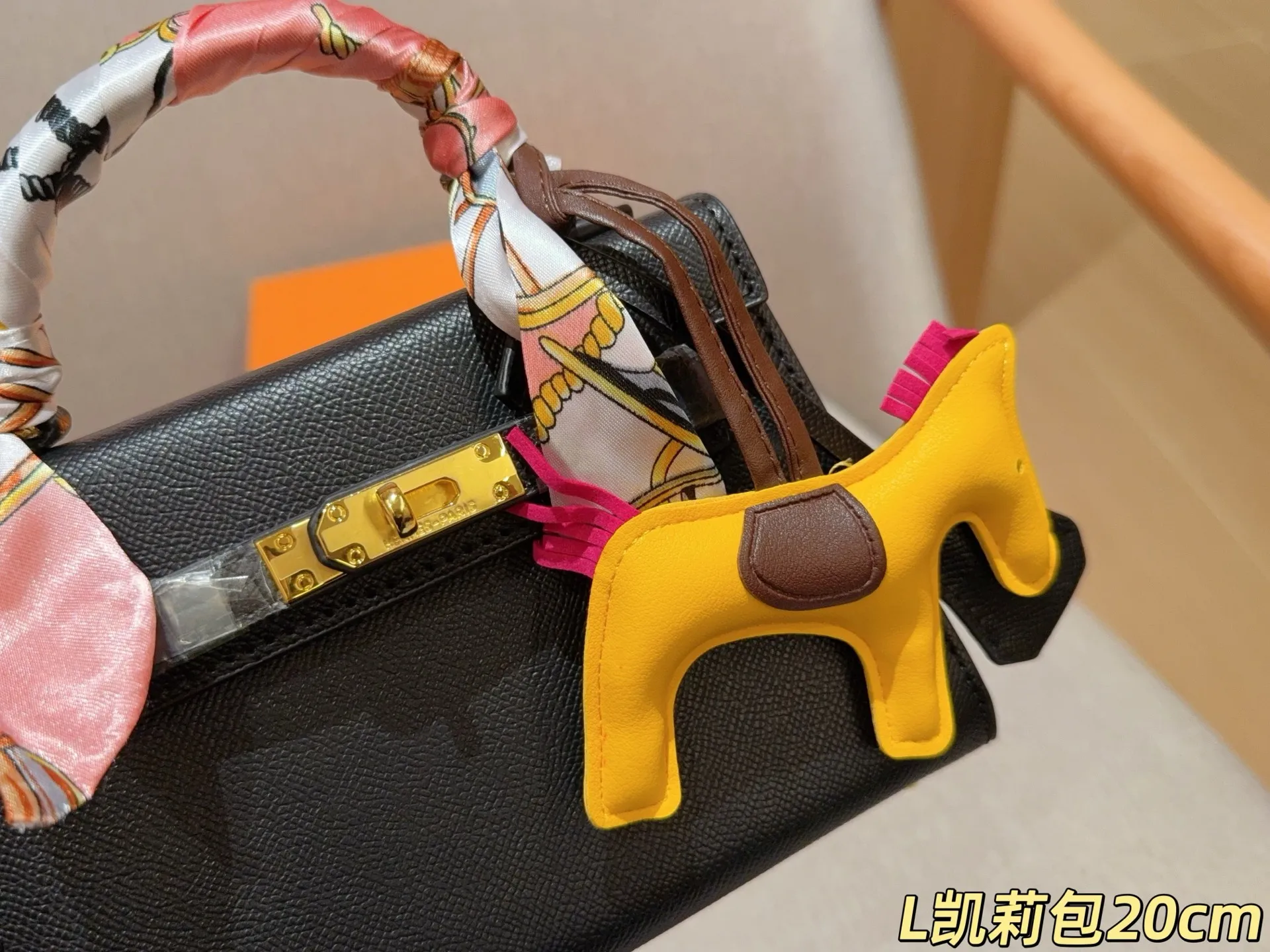 💰125 配送丝巾➕小马挂件 ⚠️配送颜色随机不支持挑选 爱马仕Hermes Kelly凯丽凯莉包 尺寸20cm 礼盒包装🎁