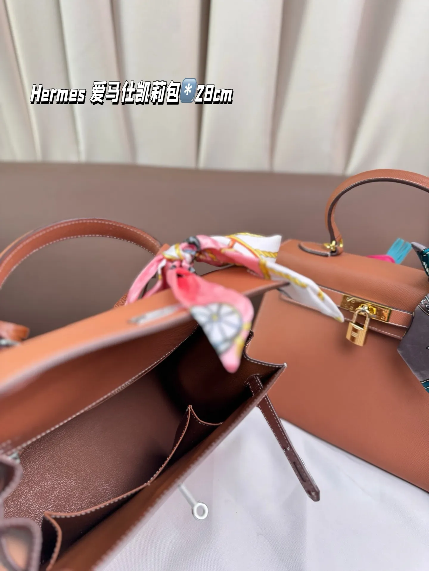 P205 Hermes 爱马仕凯莉包～ H家永恒的经典. 凯莉包好随意搭配，不管怎么穿，随便一背都好看 而且一点都不挑人很显气质 ，原版五金Logo，原版定制超有Feel 这款其实很韩风很chic 夏天搭裙子衬衣真的很nice 尺寸28*22