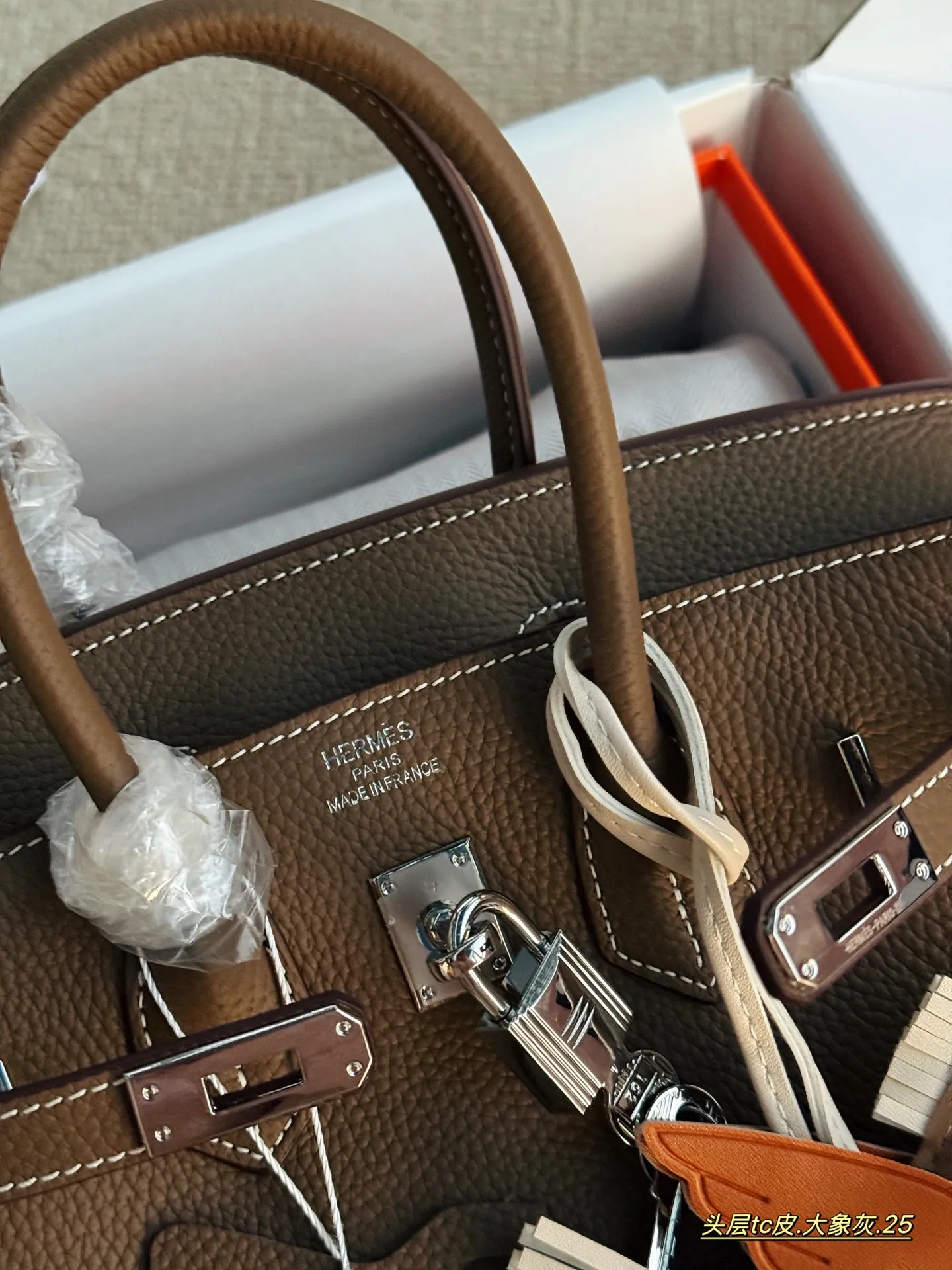 💰245 配全套包装 size:25cm 背铂金包的季节来啦 Bk25 原版品质 ✔️ 爱马仕|Birkin 25 tc牛皮 真的太可了,可咸可甜 超难买的绝美birkin! 赠送小马 丝巾 小锁头哦!