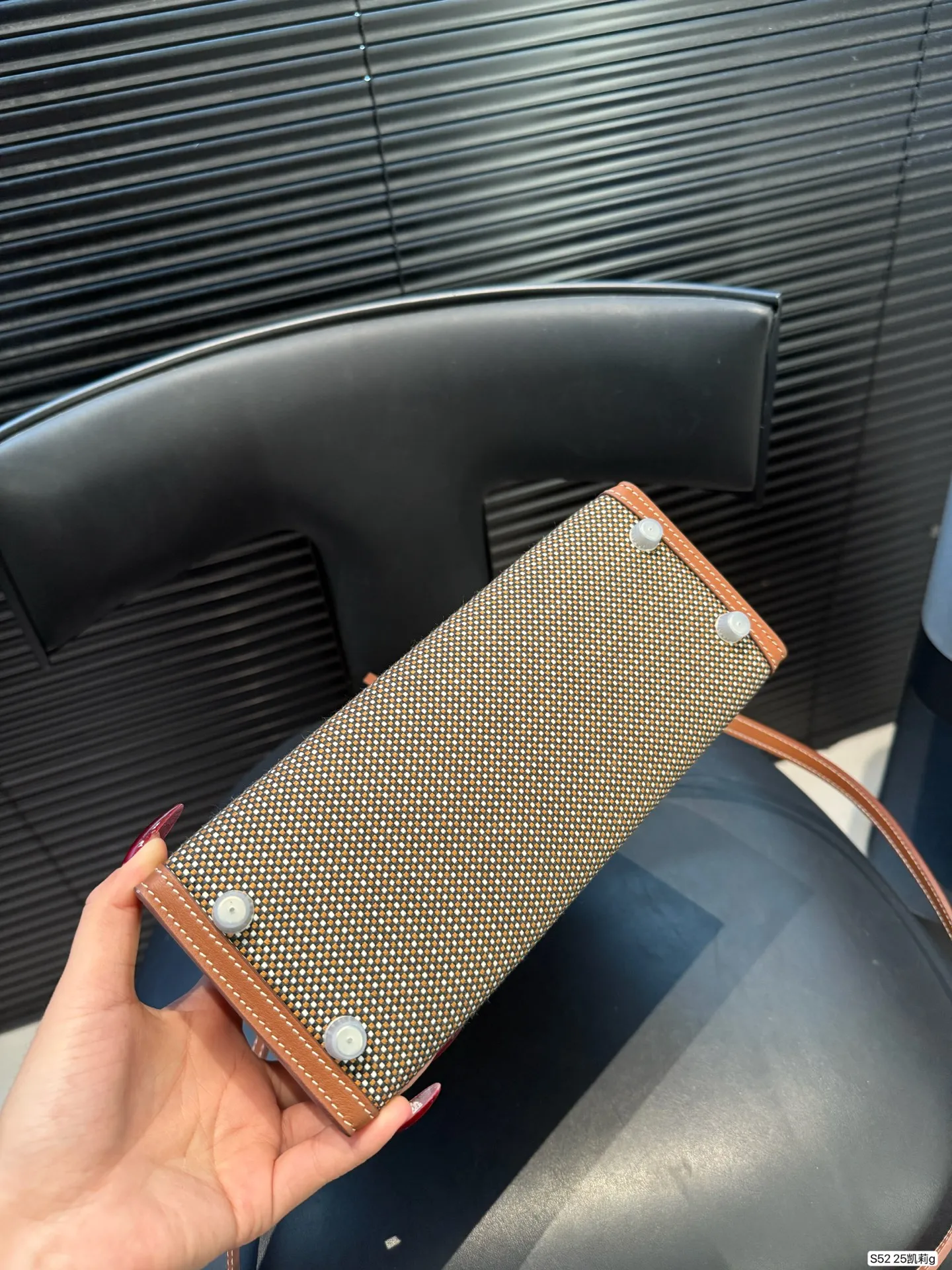 P310 爱马仕 Kelly25凯莉包 采用经典Quadrille+Swift皮革拼接,设计超有辨识度!银色金属扣件,手缝蜡线工艺,细节满分。通勤休闲都很适合,材质更耐脏,日常打理无压力。经典百搭,牛仔、卫衣、风衣都能轻松驾驱,随性又高级,是爱马仕稀有热门款,时髦精必入!尺寸25 18 货号25凯莉