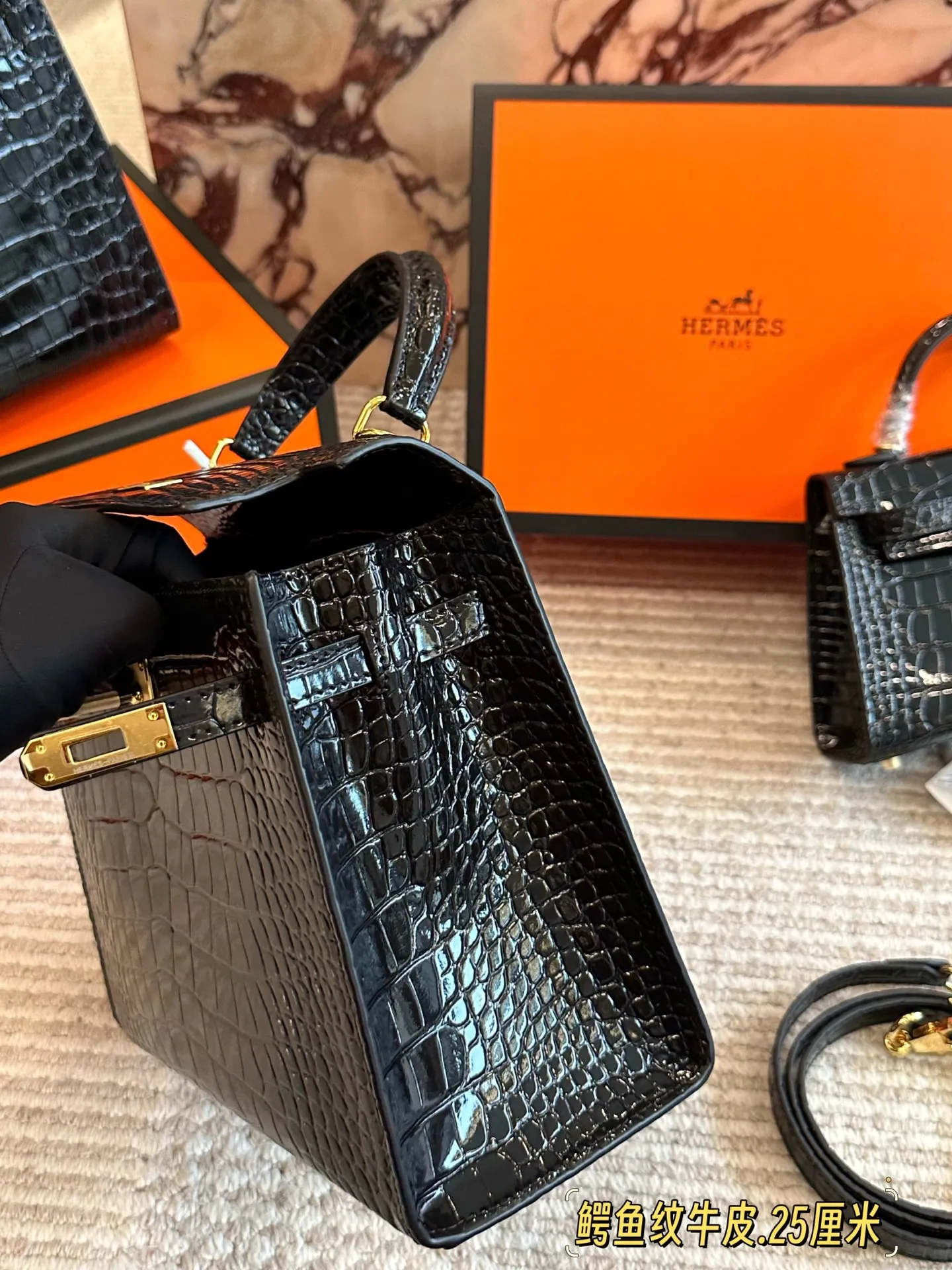 💰280、💰240、💰200 配盒 尺寸：28/25/20cm H家 爱马仕 kelly 真的太太太太好看 ⚠️鳄鱼纹牛皮 经典 必入款！ 包包特别又质感！