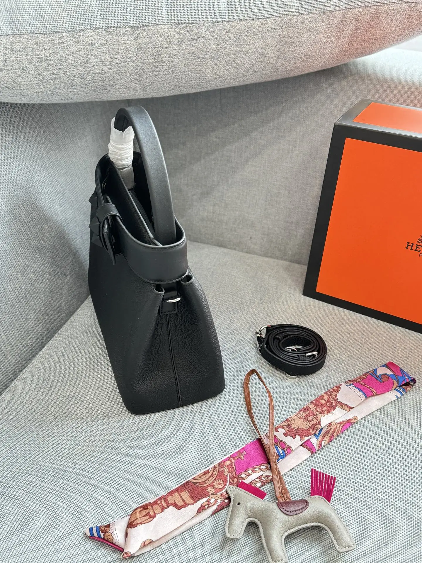 头层牛皮💰285 全套礼盒➕丝巾➕小马 size:27×16 HERMES爱马仕 Medor Bag 哑光金属 单肩斜挎包 手提包 像一件艺术品~ 被它的美貌打动 “低调的时髦”和“不费力的型格”。不追求繁复的装饰和鲜艳的色彩,通过版型、材质和色彩的统一感来营造高级感与酷帅气质。