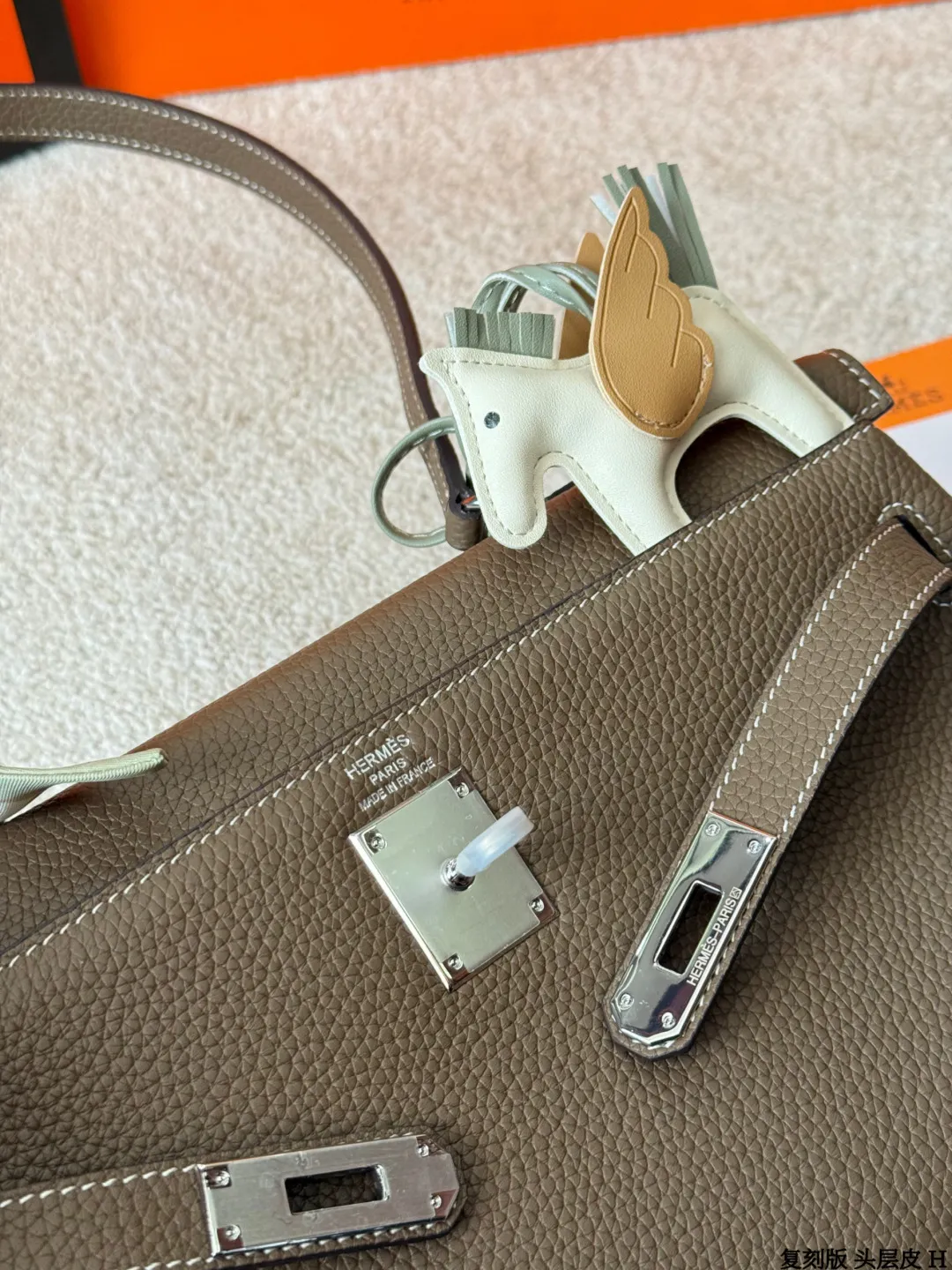 复刻版 头层牛皮 p360 爱马仕 Shoulder Kelly包 出这款爱马仕Shoulder Kelly 手袋，采用柔软Togo荔枝纹牛皮，经典大象灰色，银色金属件超有质感艹。包型是Kelly包的单肩简化版，配有宽肩带，单肩背超方便，解放双手！容量大，线条利落，低调又时髦，通勤日常都很适合～ 尺寸 33 15cm
