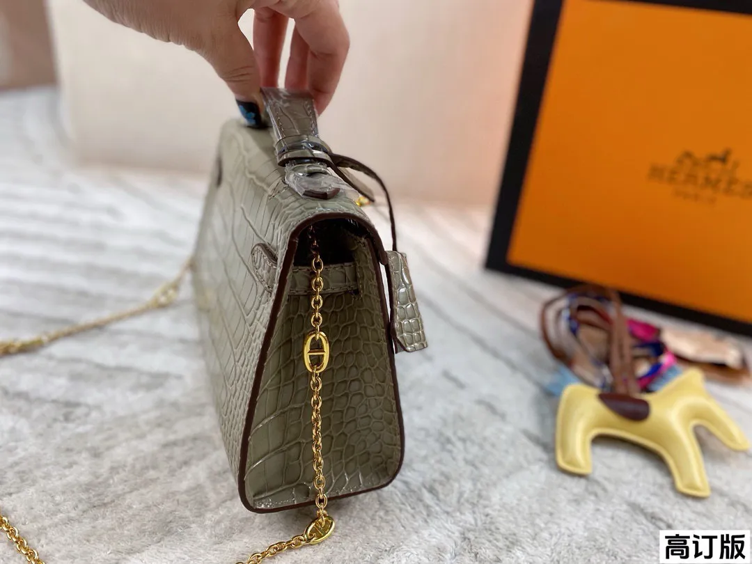 p200 全套包装🎁(高订版) Hermes爱马仕一代石头纹mini kelly 扑面而来的贵气 富家千金即视感 亮面的光泽感真的非常吸睛啊,搭配金扣显的更富贵了 气场全开!尺寸:21*14(配小马 丝巾)