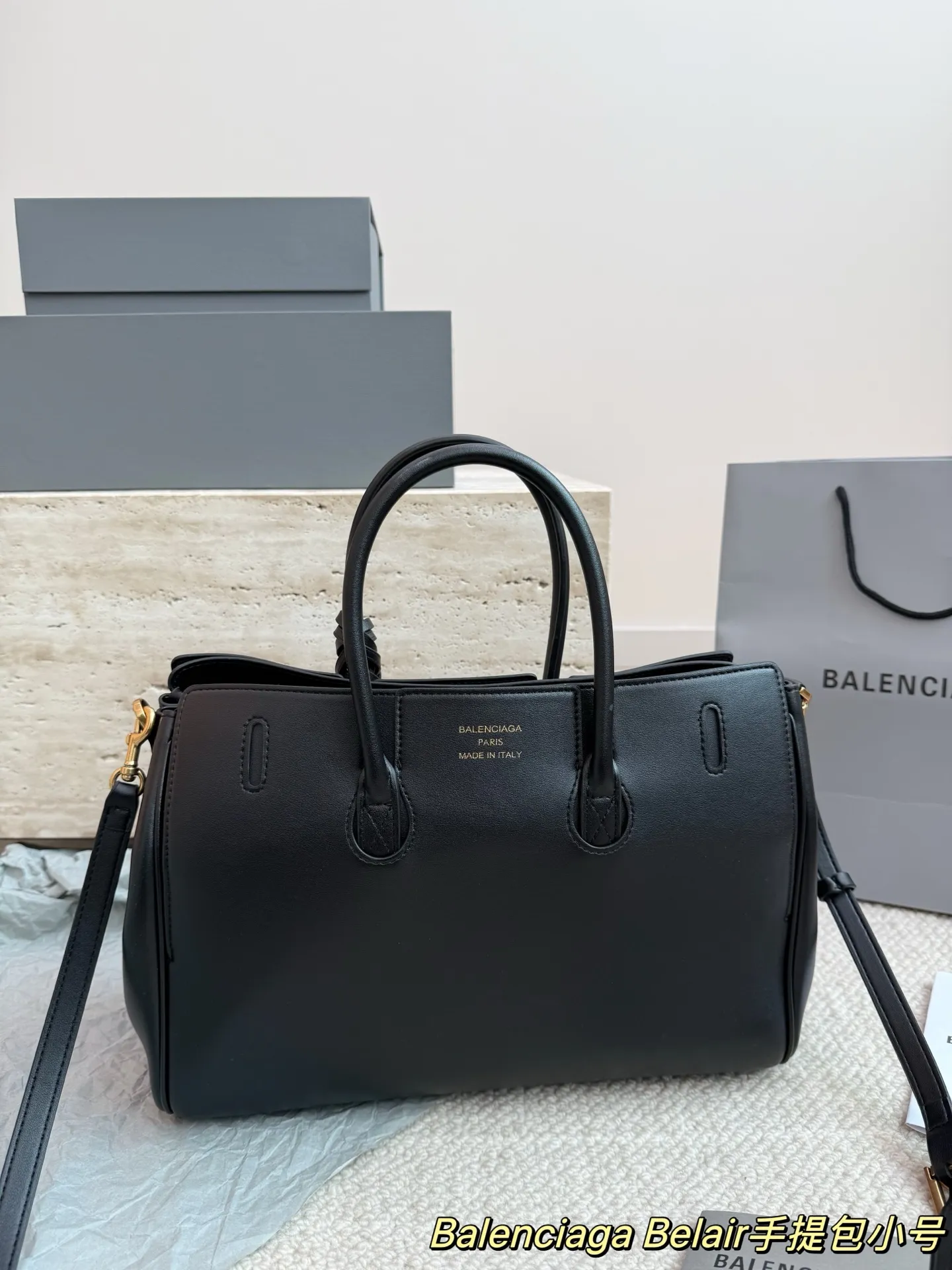 P300小号 卡戴珊look|巴黎世家 甲甲卡戴珊(Kim Kardashian)套装巴黎世家家的 (铂金包Balenciaga belair)黑色机车过膝靴穿出了卡戴珊的霸气. 。。今年巴黎世家的包把爱马仕玩的淋漓尽先是kelly redeo,又是birkin的belair。光价格没比爱 马仕便宜哦,真是又爱又恨的。尺寸 31.22