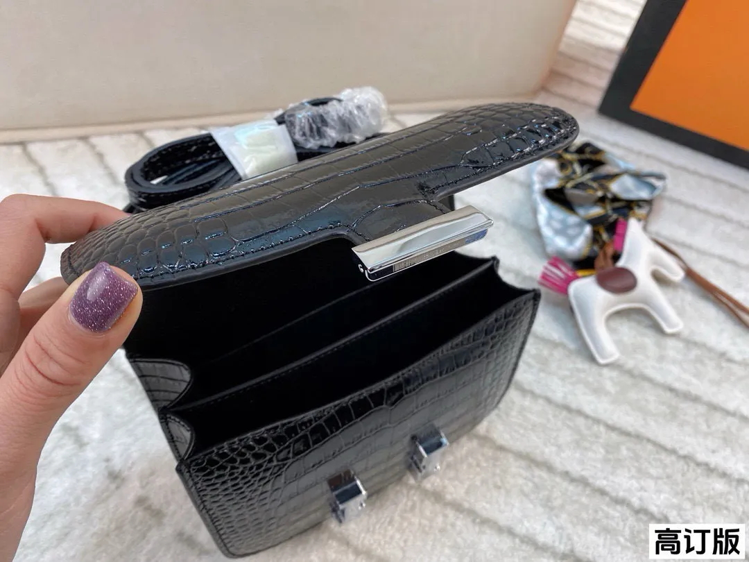 p190 全套包装🎁(高订版) 爱马仕Hermes Constance19黑银亮面鳄鱼纹黑银配色,真的是太经典啦!黑色的沉稳与银色的闪耀完美结合✨这种配色超级百搭 谁能不心动呢!尺寸:19*15(牛皮)