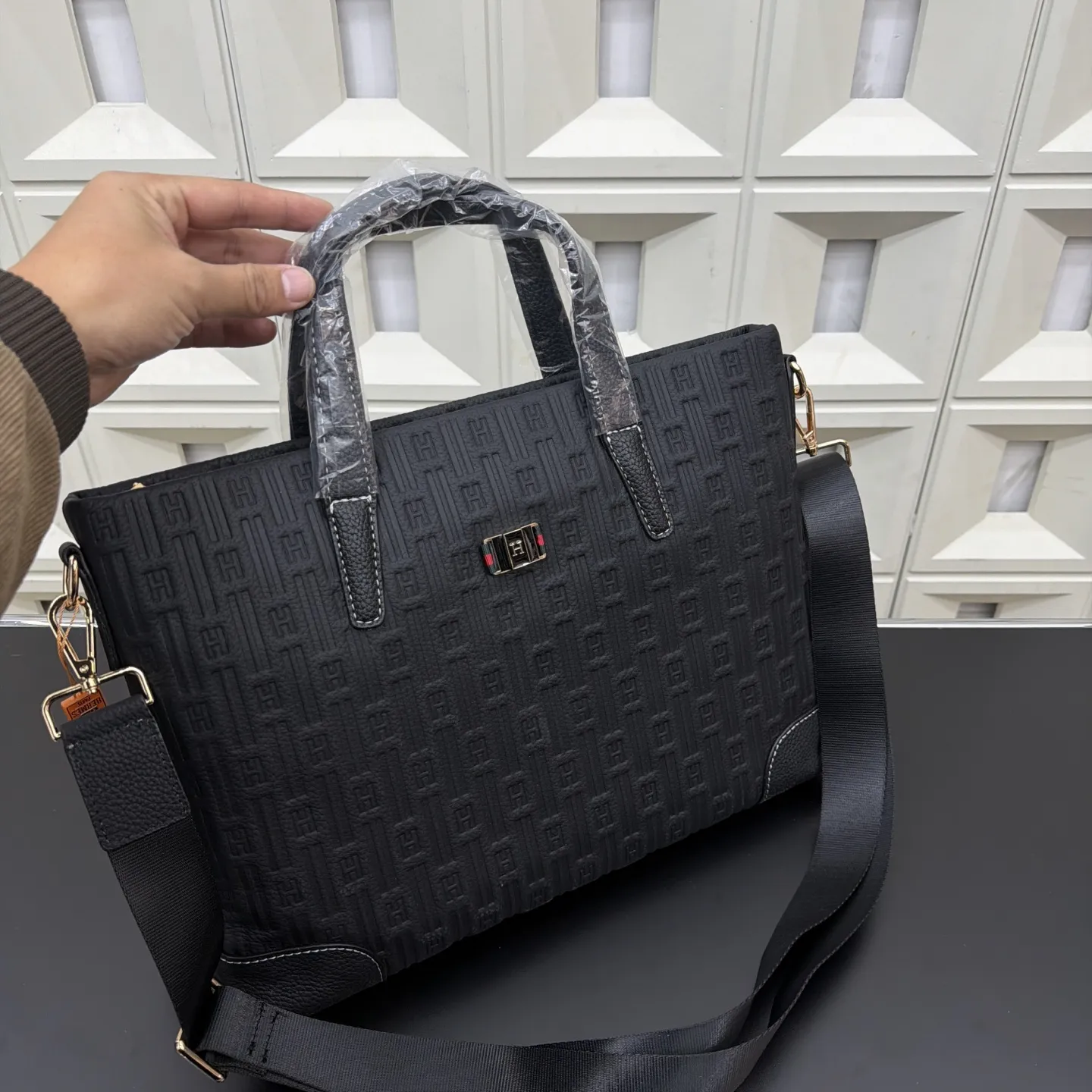P155 Hermès 爱马仕 男士牛皮公文包 🚹电脑包 斜挎手提包 经典百搭 实物拍摄 原厂原版面料 高端品质 配送防尘袋 38 x 28 cm。
