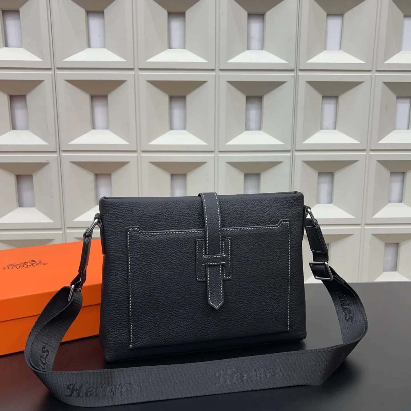 P230 Herm&egrave;s 爱马仕 邮差包 头层牛皮男士单肩斜挎包 实物拍摄 原厂原版面料 配送防尘袋 32 x 28cm