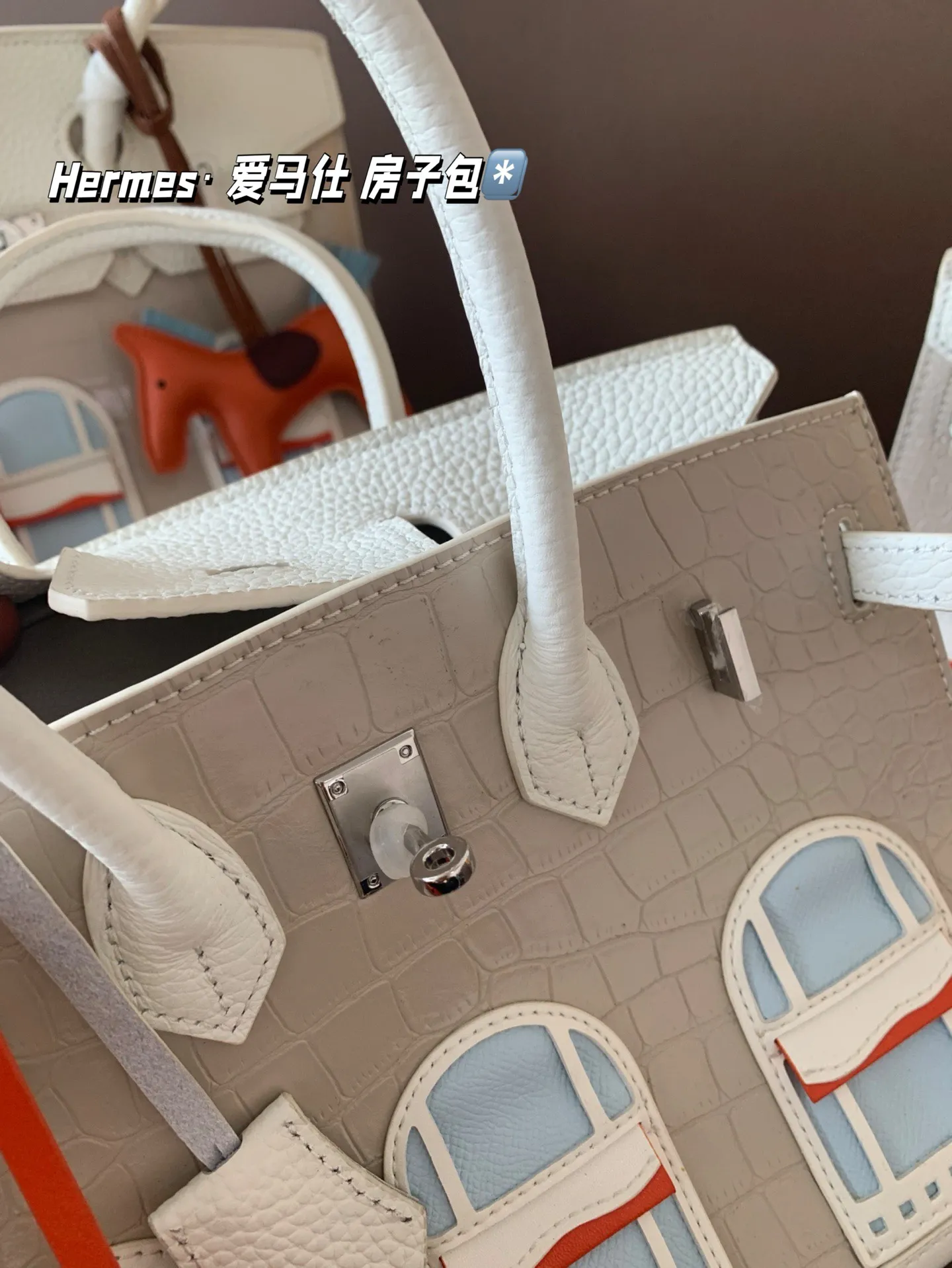 大P300 中P280 小P260 配礼盒🎁. Hermes· 爱马仕 房子包 轻松演绎复古时髦 包型挺阔,简约而不简单不需要过多的装饰,日常搭配西装和T恤,就能将高级感体现的淋漓尽致!尺寸大30*24 中25*21 小20*18