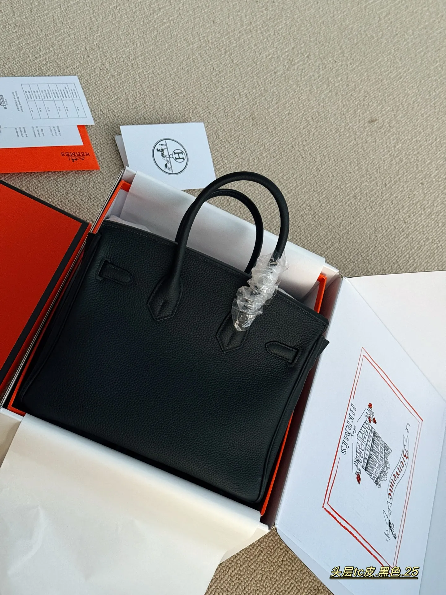 💰245 配全套包装 size:25cm 背铂金包的季节来啦 Bk25 原版品质 ✔️ 爱马仕|Birkin 25 tc牛皮 真的太可了,可咸可甜 超难买的绝美birkin! 赠送小马 丝巾 小锁头哦!