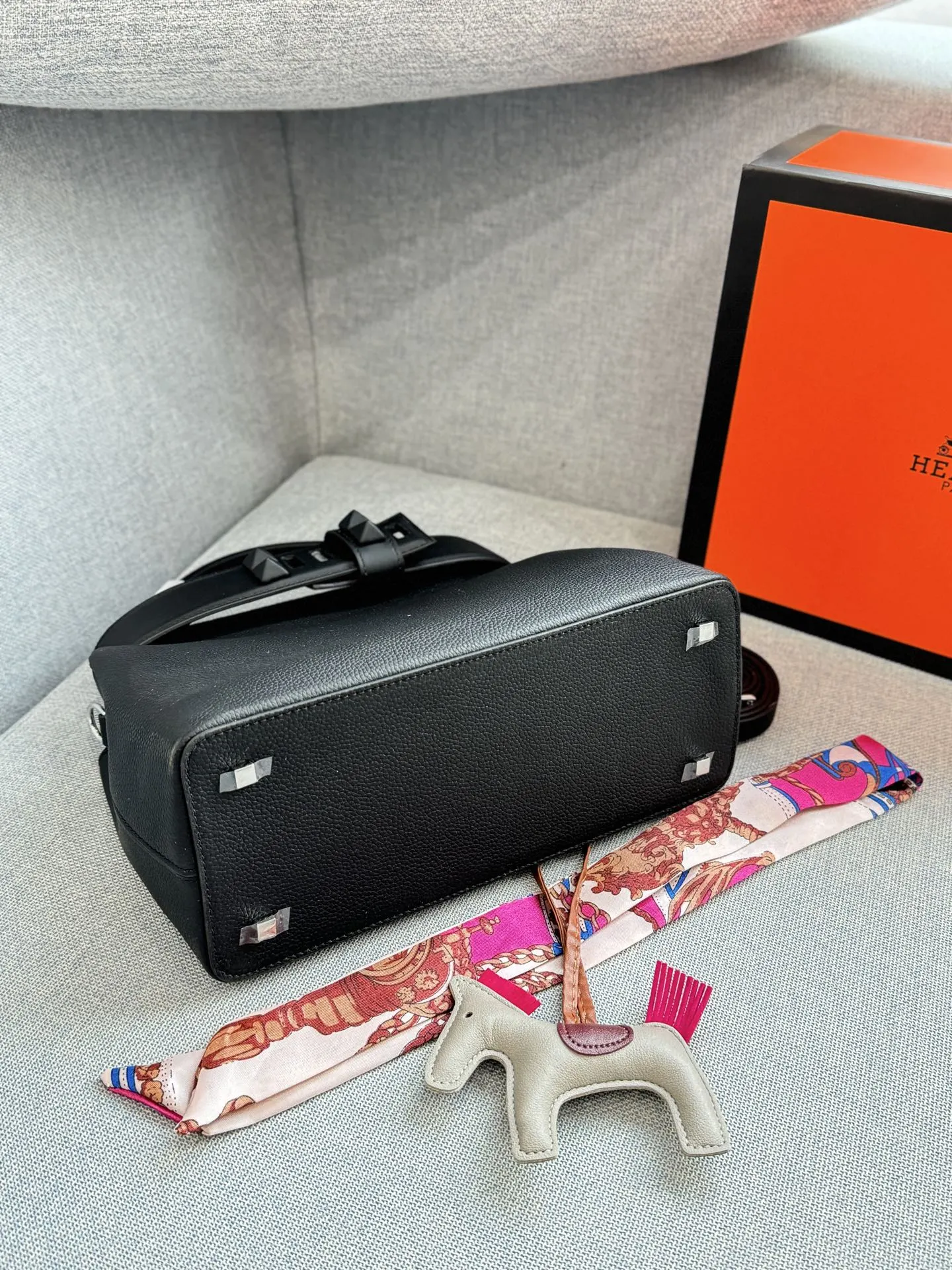 头层牛皮💰285 全套礼盒➕丝巾➕小马 size:27×16 HERMES爱马仕 Medor Bag 哑光金属 单肩斜挎包 手提包 像一件艺术品~ 被它的美貌打动 “低调的时髦”和“不费力的型格”。不追求繁复的装饰和鲜艳的色彩,通过版型、材质和色彩的统一感来营造高级感与酷帅气质。