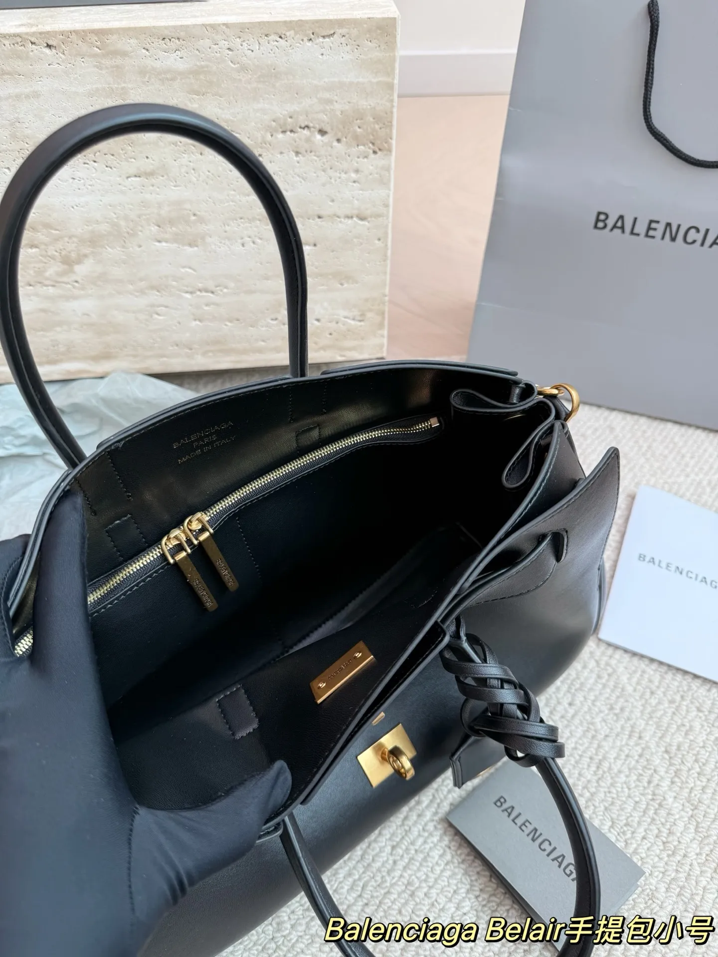 P300小号 卡戴珊look|巴黎世家 甲甲卡戴珊(Kim Kardashian)套装巴黎世家家的 (铂金包Balenciaga belair)黑色机车过膝靴穿出了卡戴珊的霸气. 。。今年巴黎世家的包把爱马仕玩的淋漓尽先是kelly redeo,又是birkin的belair。光价格没比爱 马仕便宜哦,真是又爱又恨的。尺寸 31.22