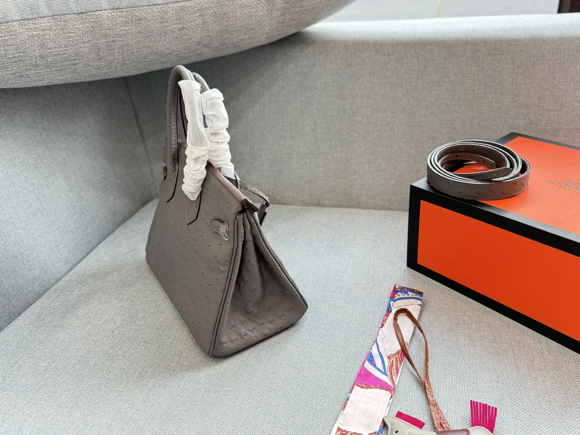 牛皮大号💰275 全套礼盒➕丝巾➕小马 牛皮小号💰265 全套礼盒➕丝巾➕小马 size:30×21/25×18 HERMES爱马仕 Birkin 鸵鸟纹 铂金包手提包 嘿,又到了把美拉德色系挂在身上的季节了🍂,一个暖色调的金棕是能完美的调和均匀身上色调过硬的感觉,极致的温柔就是这个金棕色最好的诠释了~ 斑鸠灰什么时候都很好看 高级又显贵🤍🩶特殊皮太香了