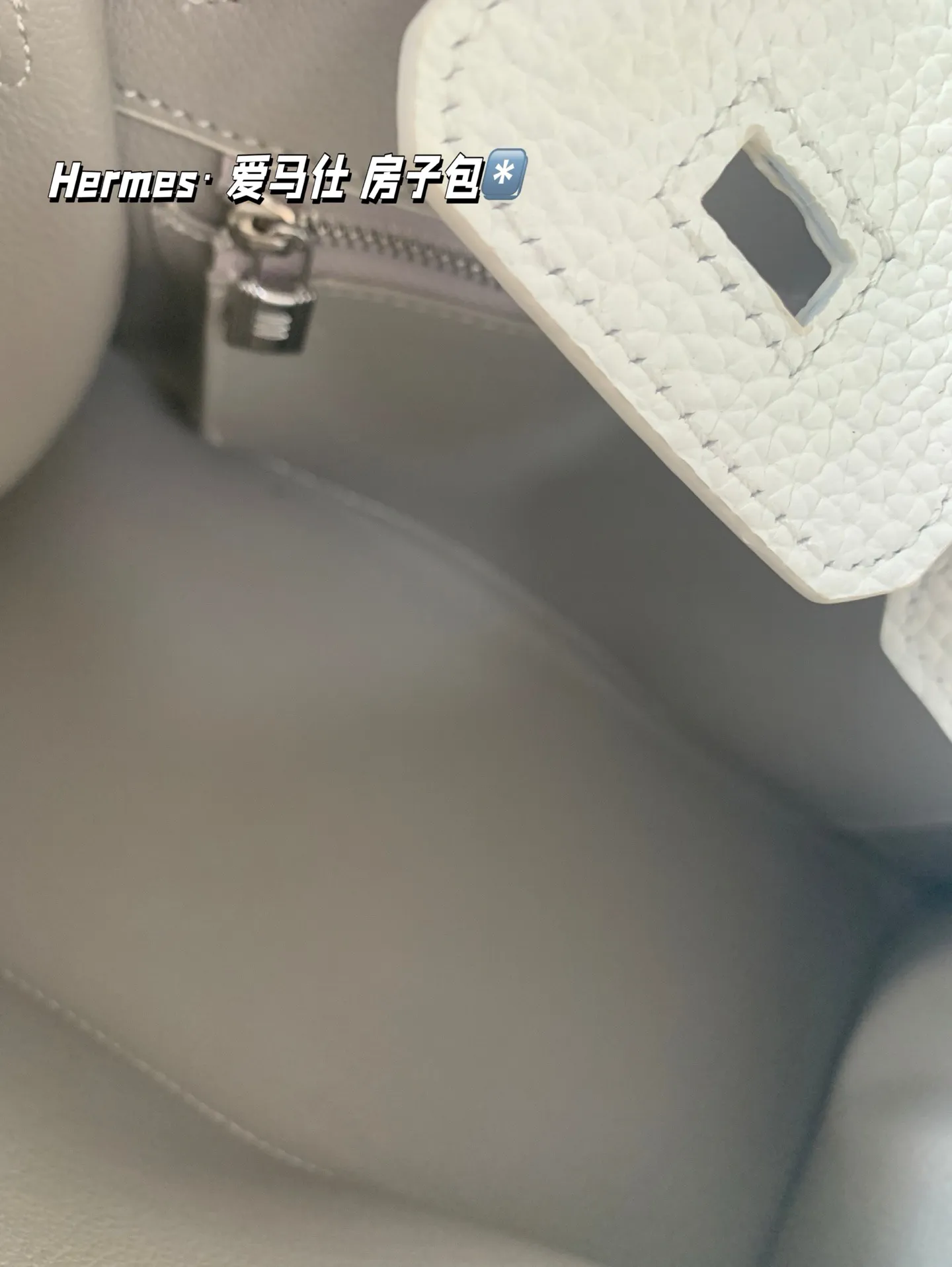 大P300 中P280 小P260 配礼盒🎁. Hermes&middot; 爱马仕 房子包 轻松演绎复古时髦 包型挺阔，简约而不简单不需要过多的装饰，日常搭配西装和T恤，就能将高级感体现的淋漓尽致！尺寸大30*24 中25*21 小20*18